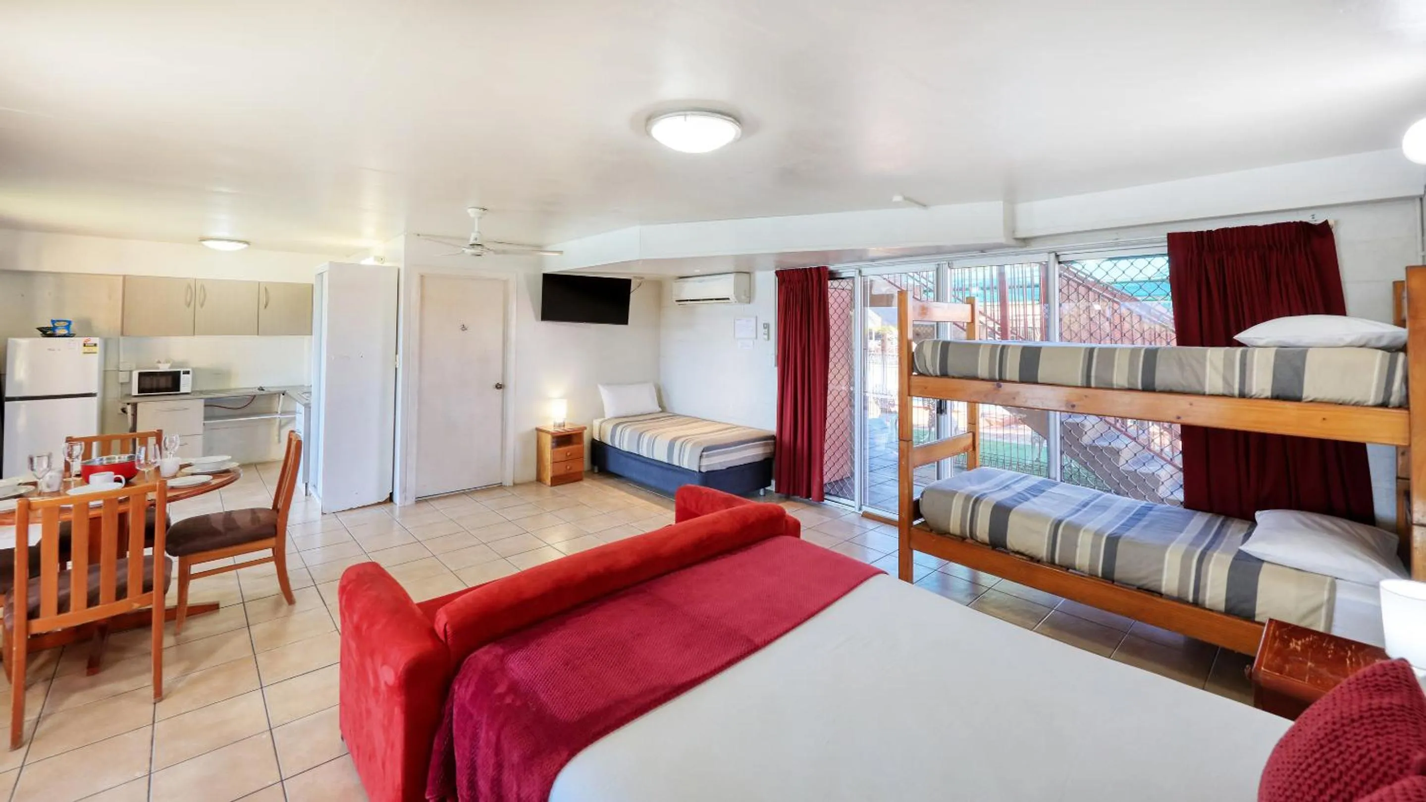 Photo of the whole room, Bed in Tweed River Motel