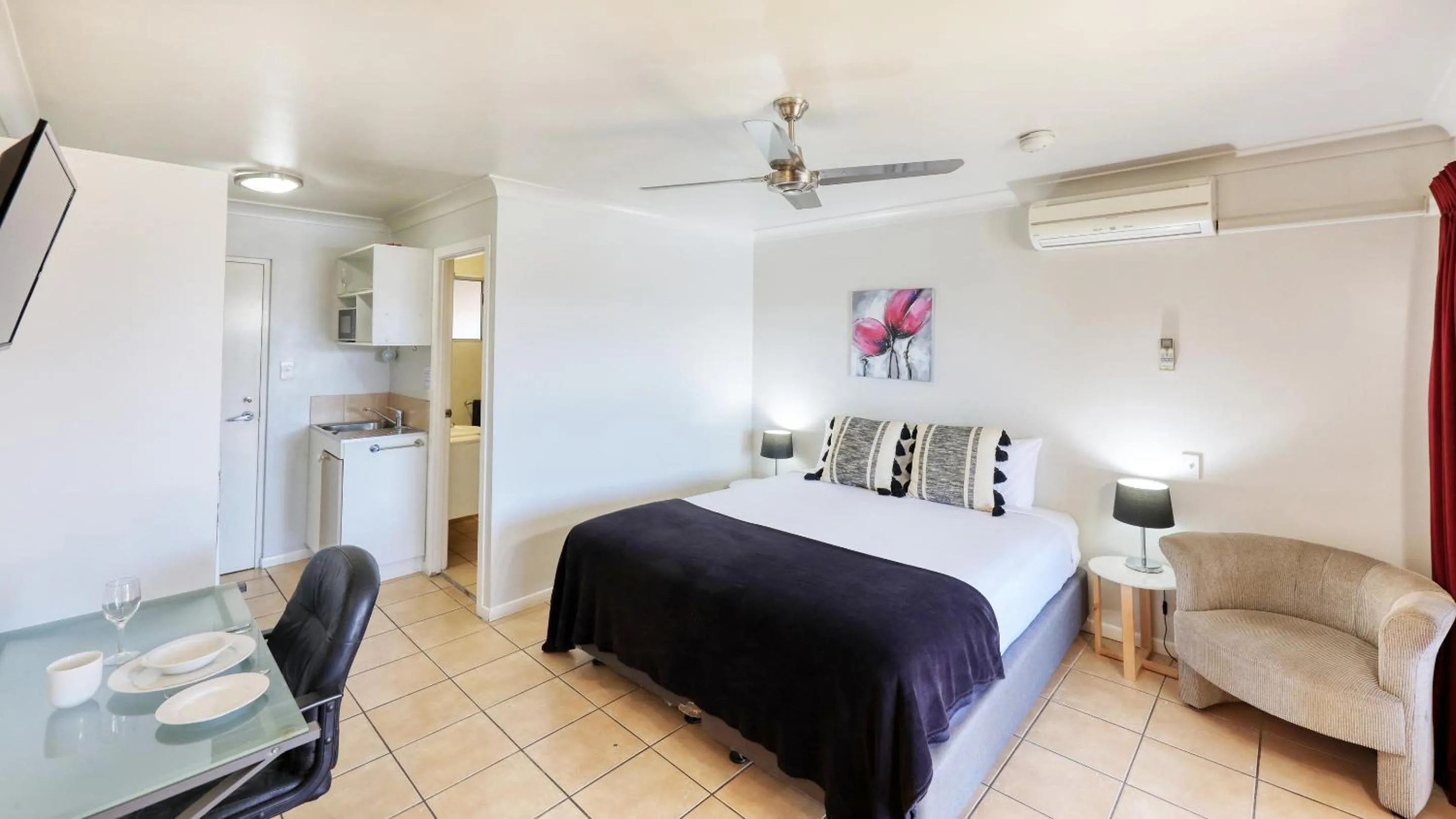 Seating area, Bed in Tweed River Motel