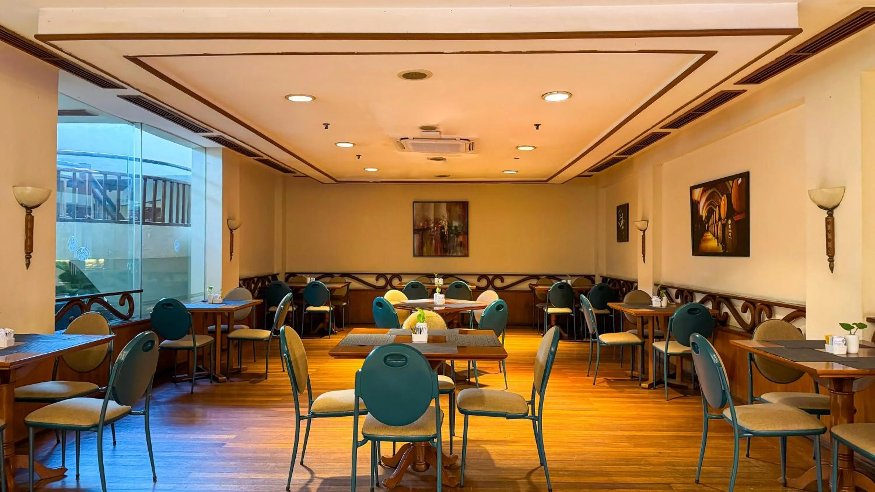 Restaurant/places to eat in Lorin Solo Hotel