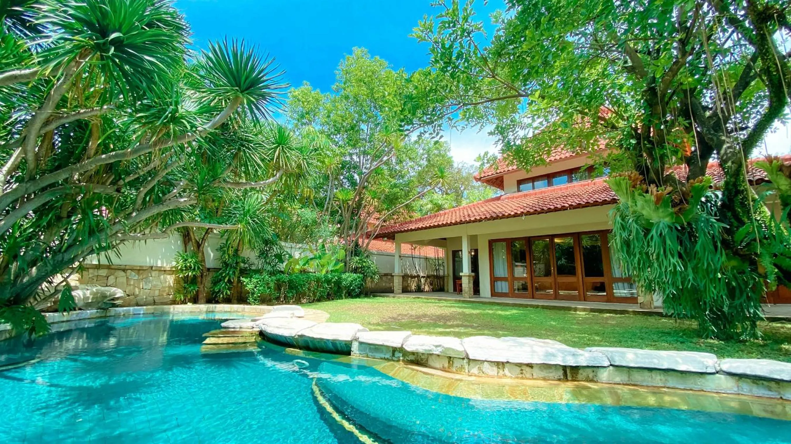 Swimming pool in Lorin Solo Hotel