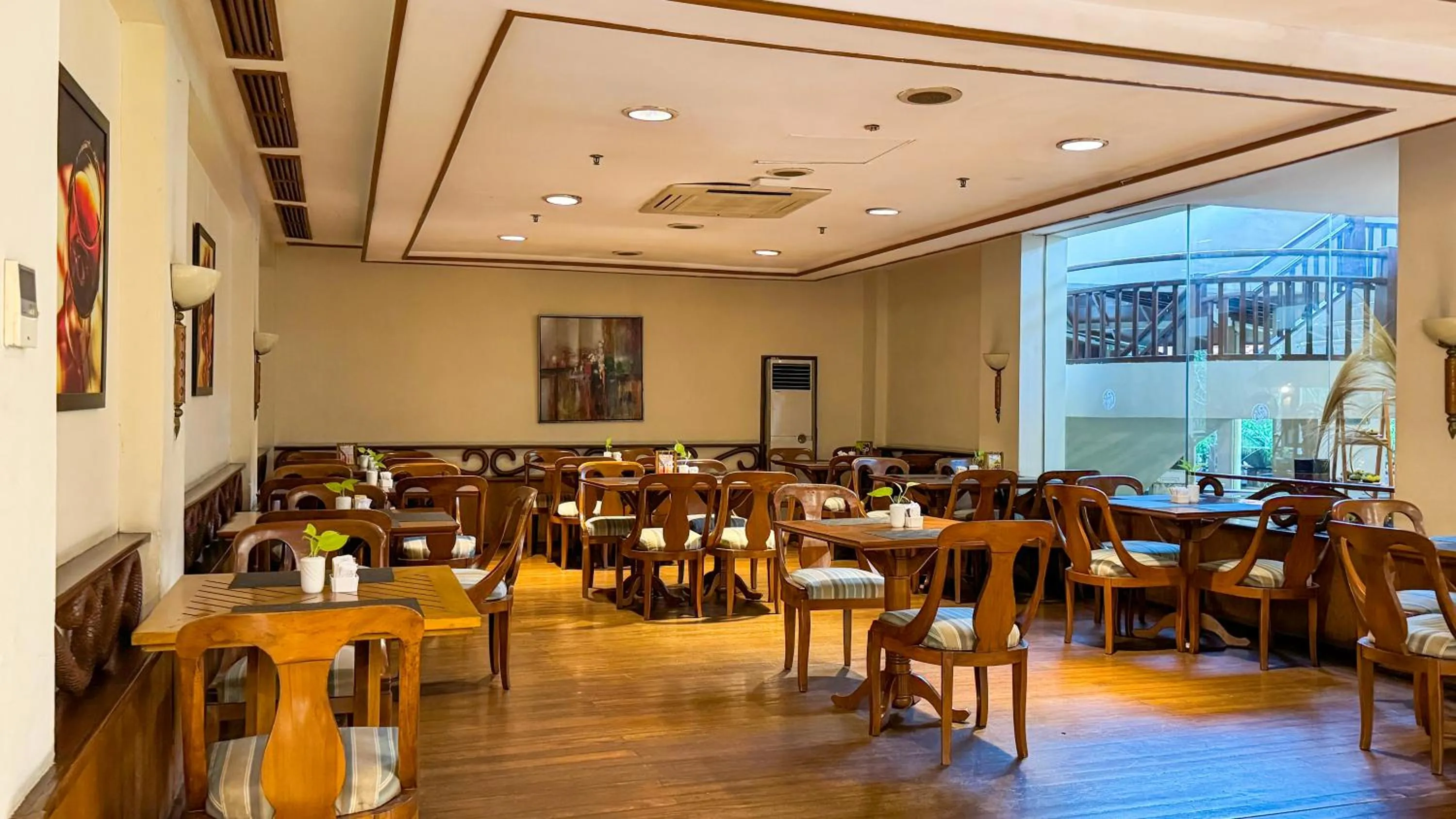 Restaurant/places to eat in Lorin Solo Hotel