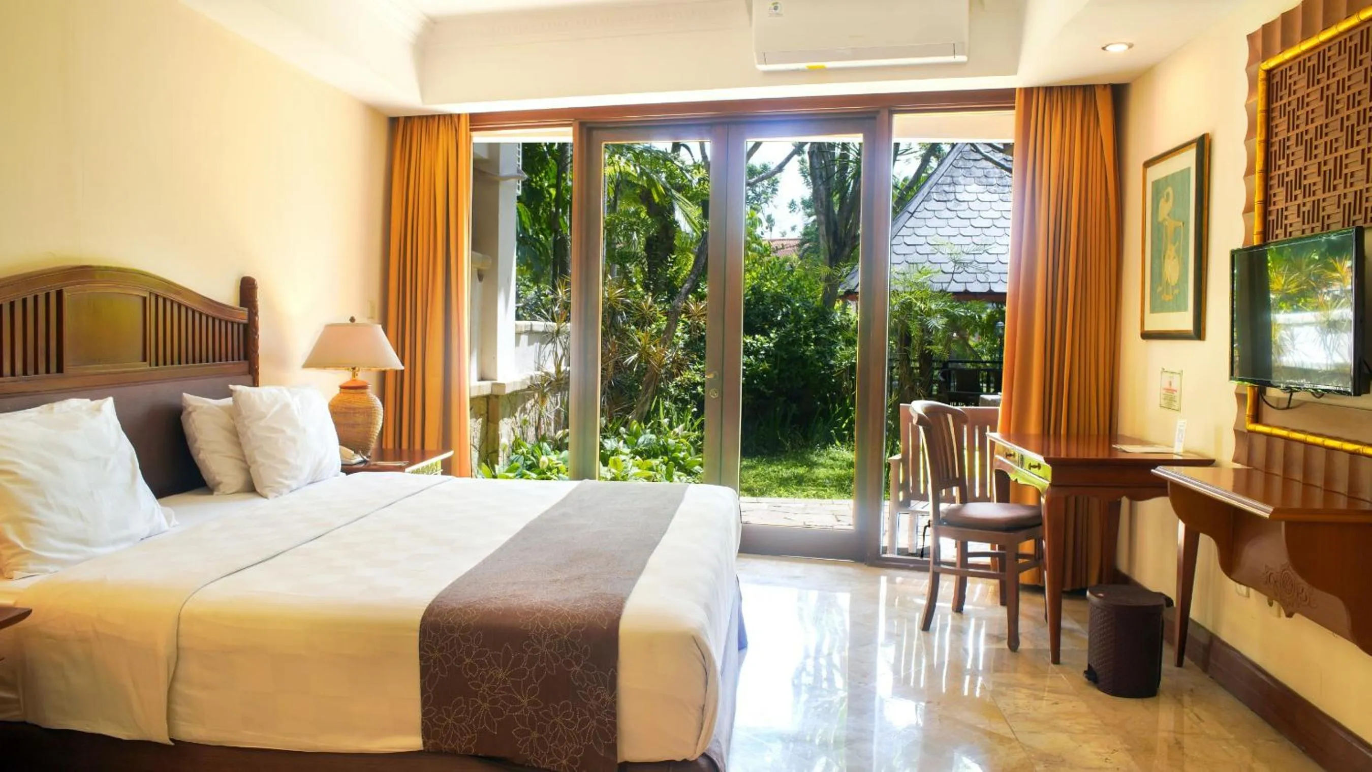 Bedroom, Bed in Lorin Solo Hotel