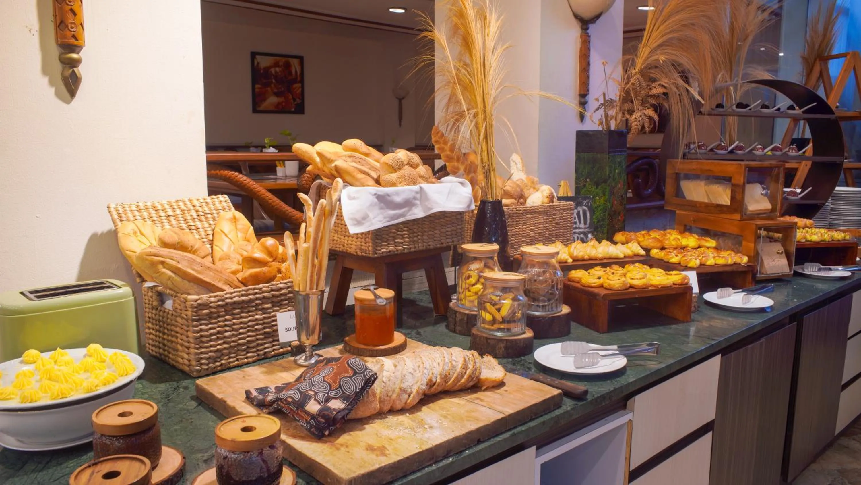 Restaurant/places to eat in Lorin Solo Hotel