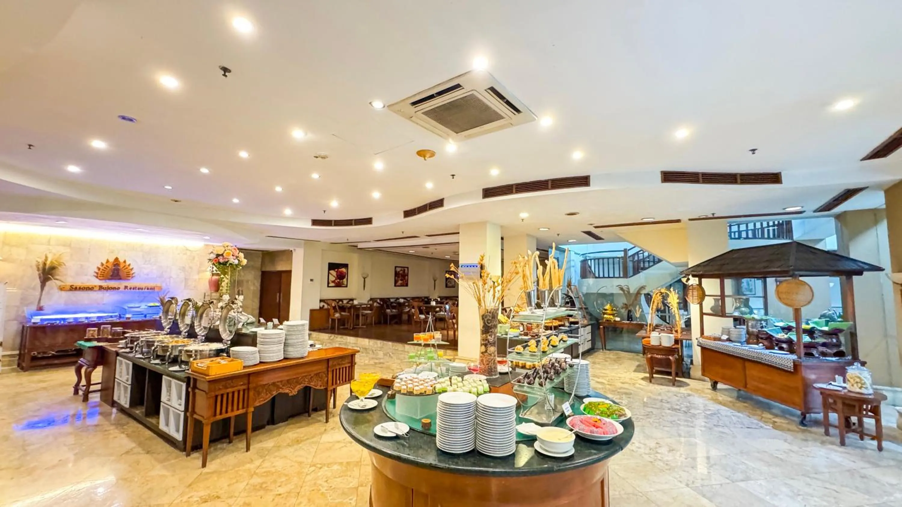 Restaurant/places to eat in Lorin Solo Hotel
