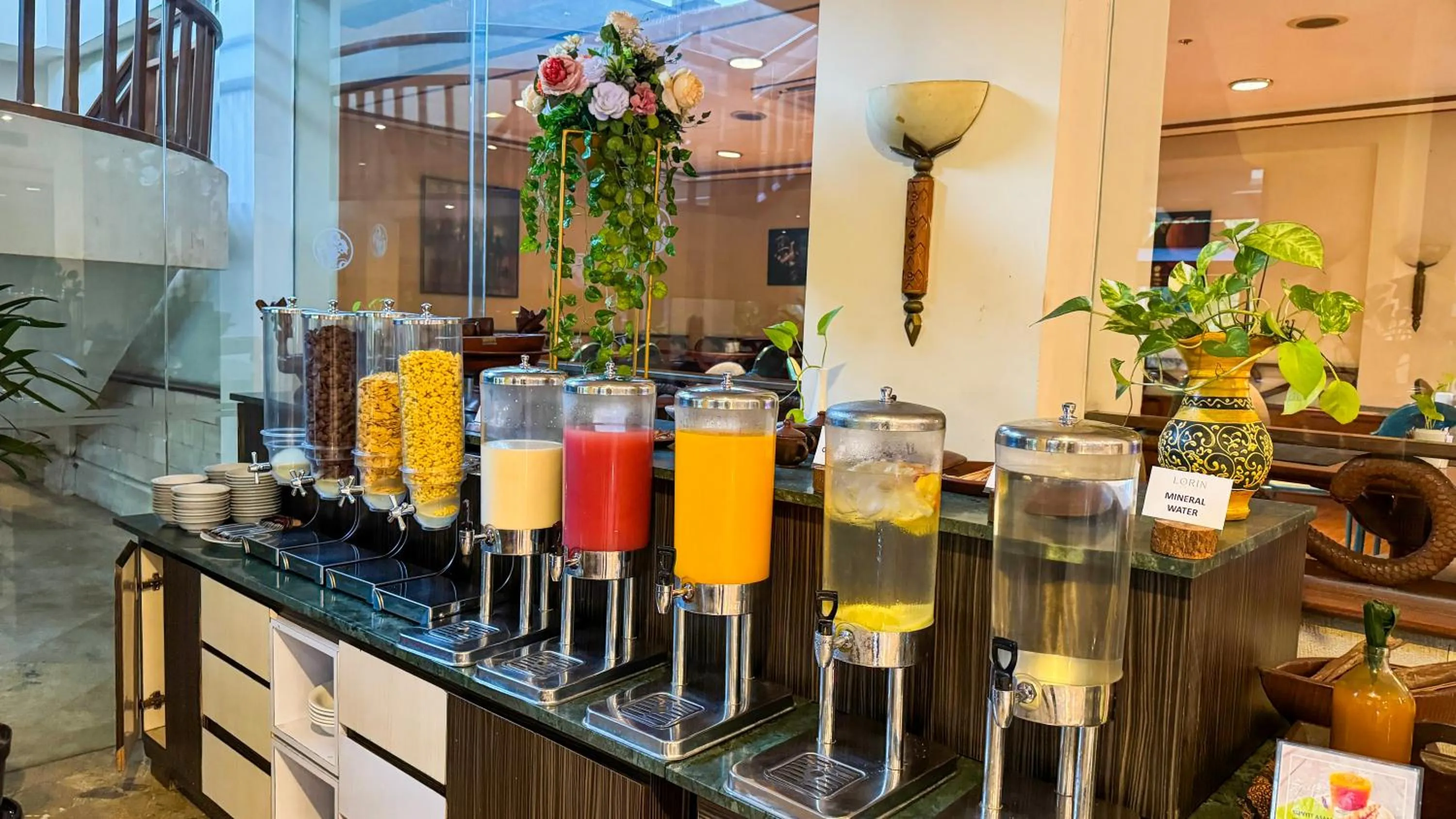 Restaurant/places to eat in Lorin Solo Hotel