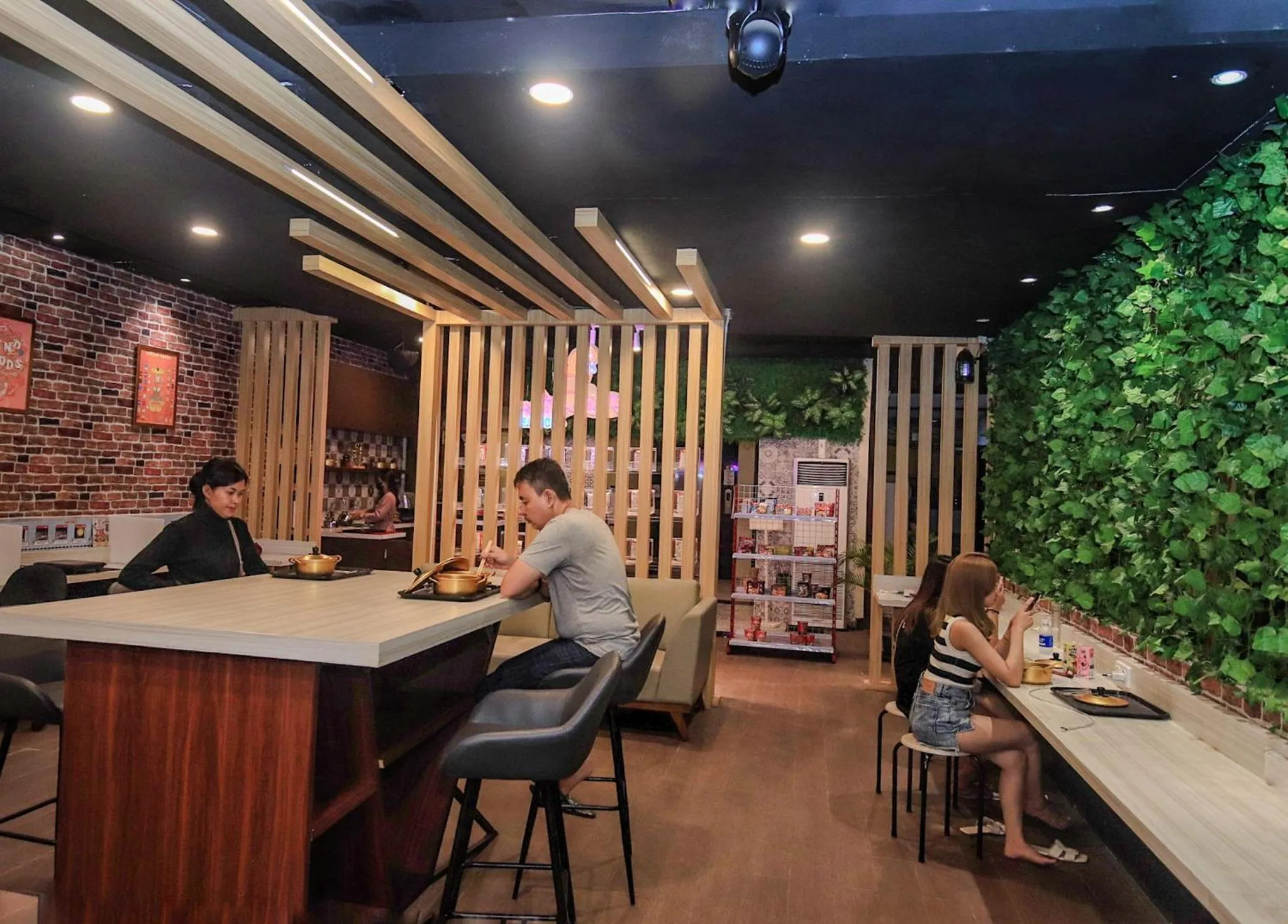 Restaurant/places to eat in D'Bamboo Suites