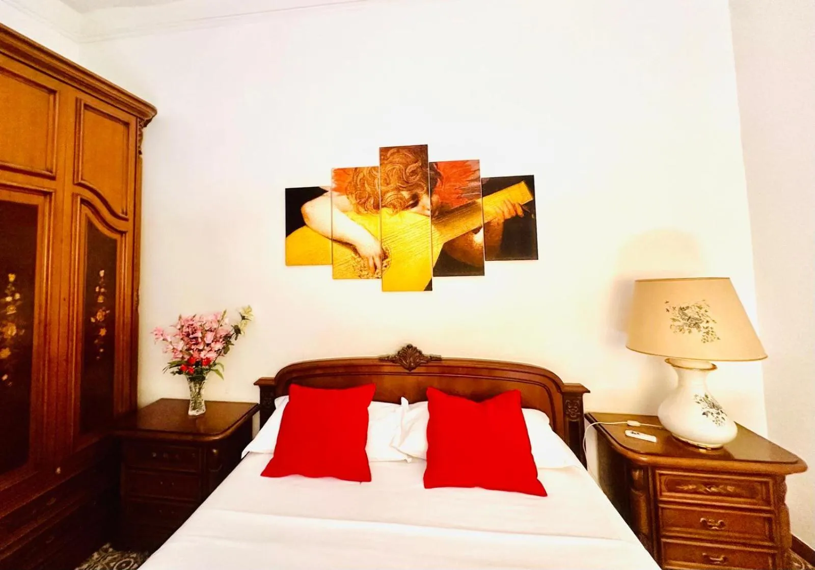 Property building, Bed in COLOSSEUM LUXURY ROOM