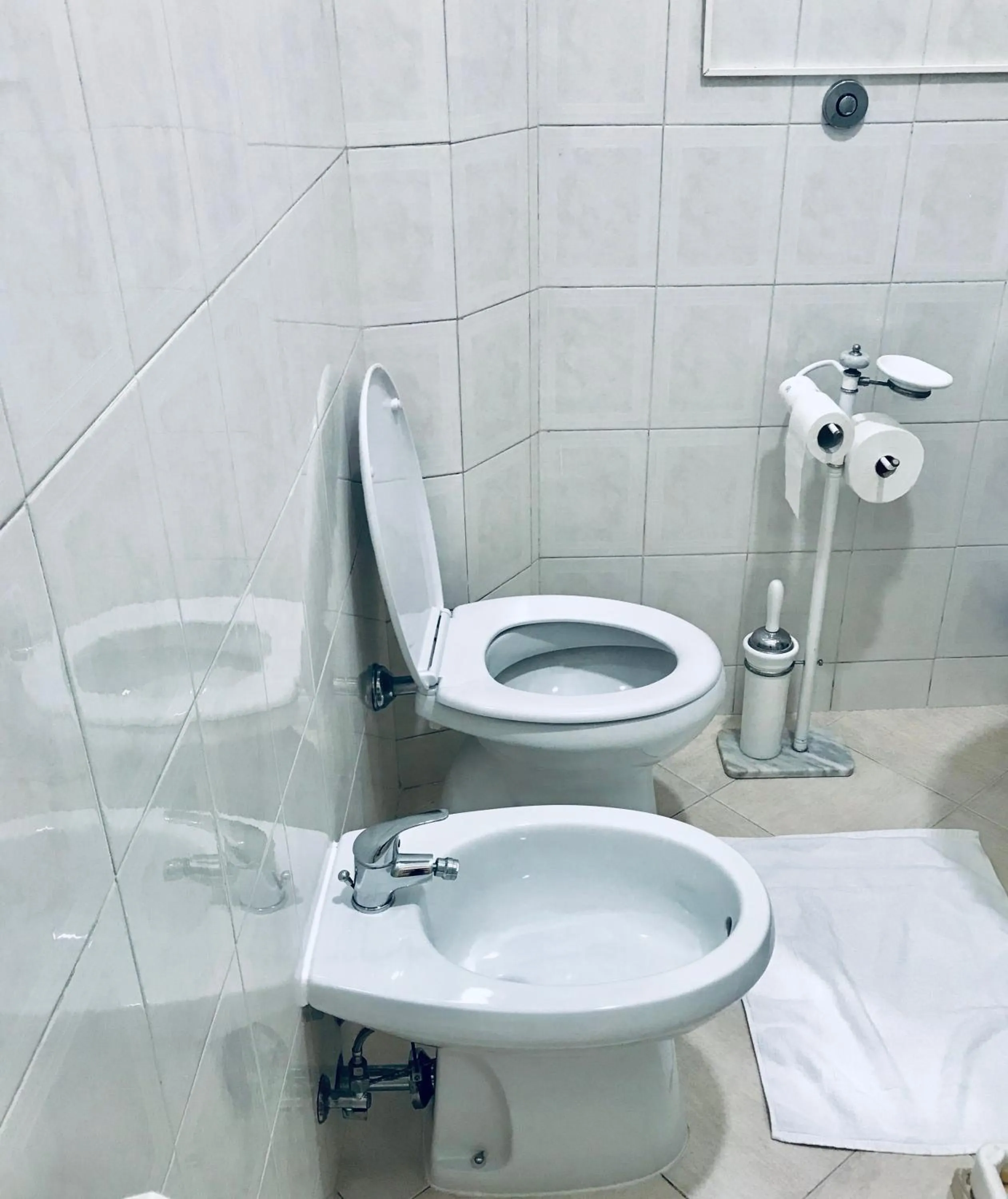 Toilet in COLOSSEUM LUXURY ROOM