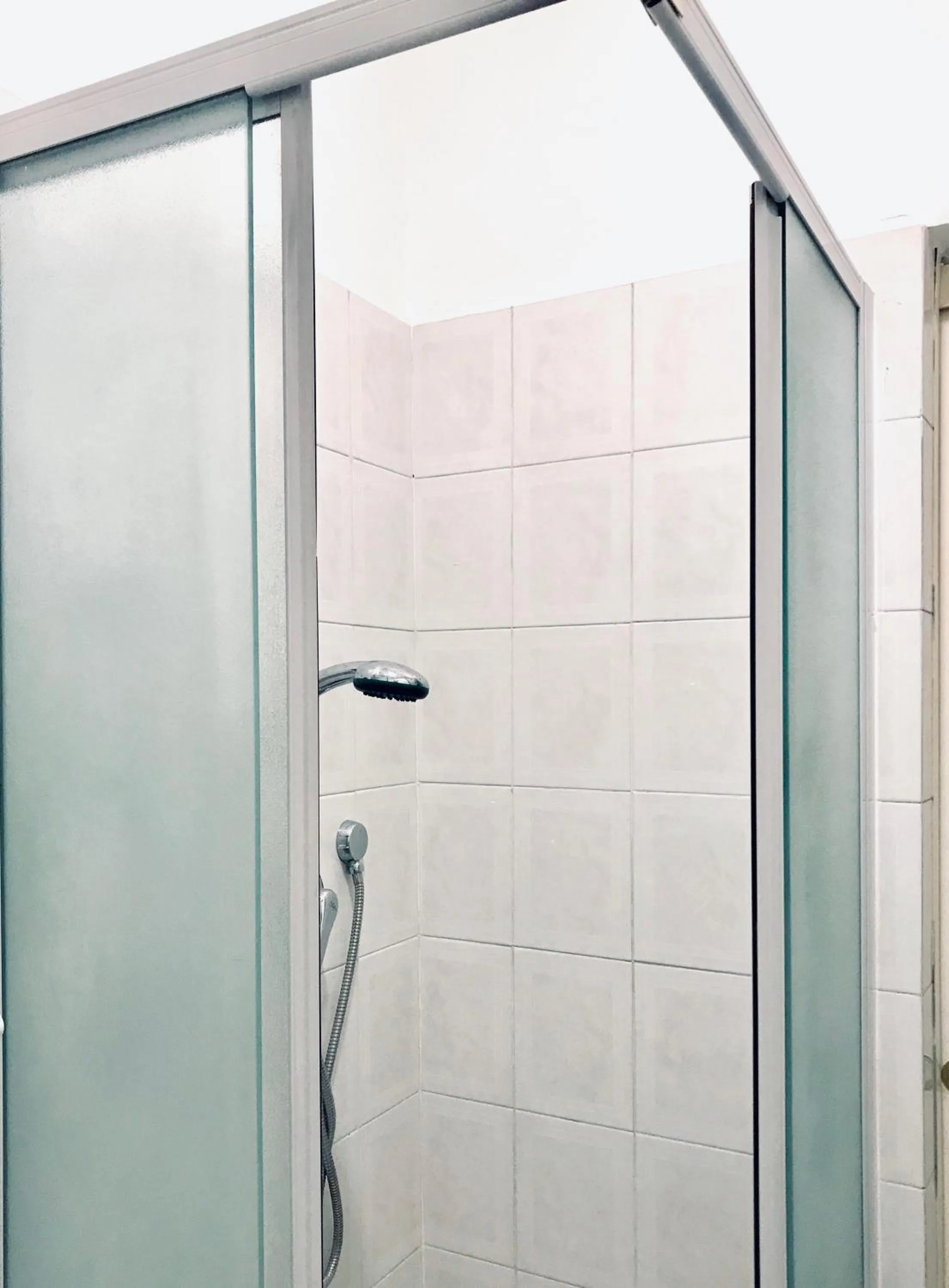 Shower in COLOSSEUM LUXURY ROOM