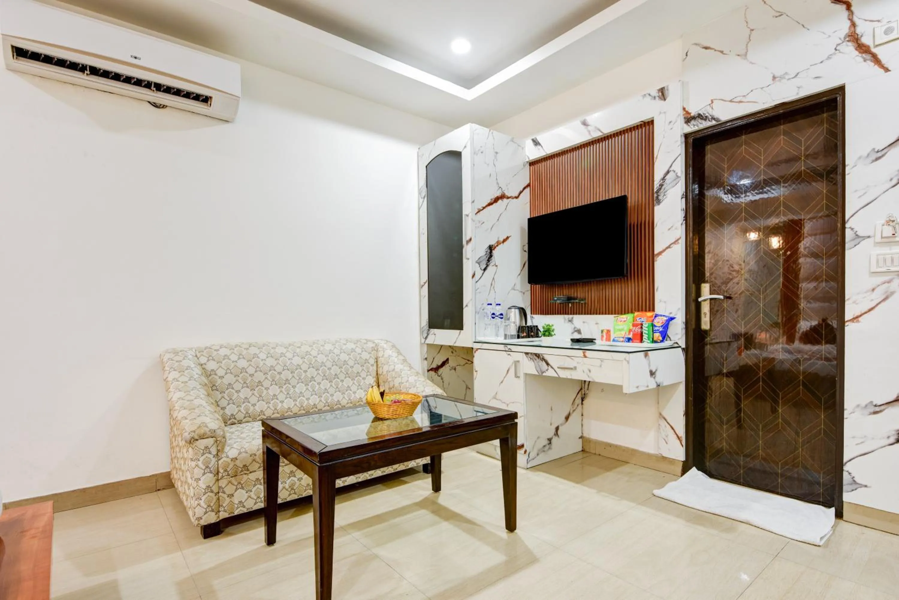 Communal lounge/ TV room in Hotel Krishna Deluxe-By RCG Hotels