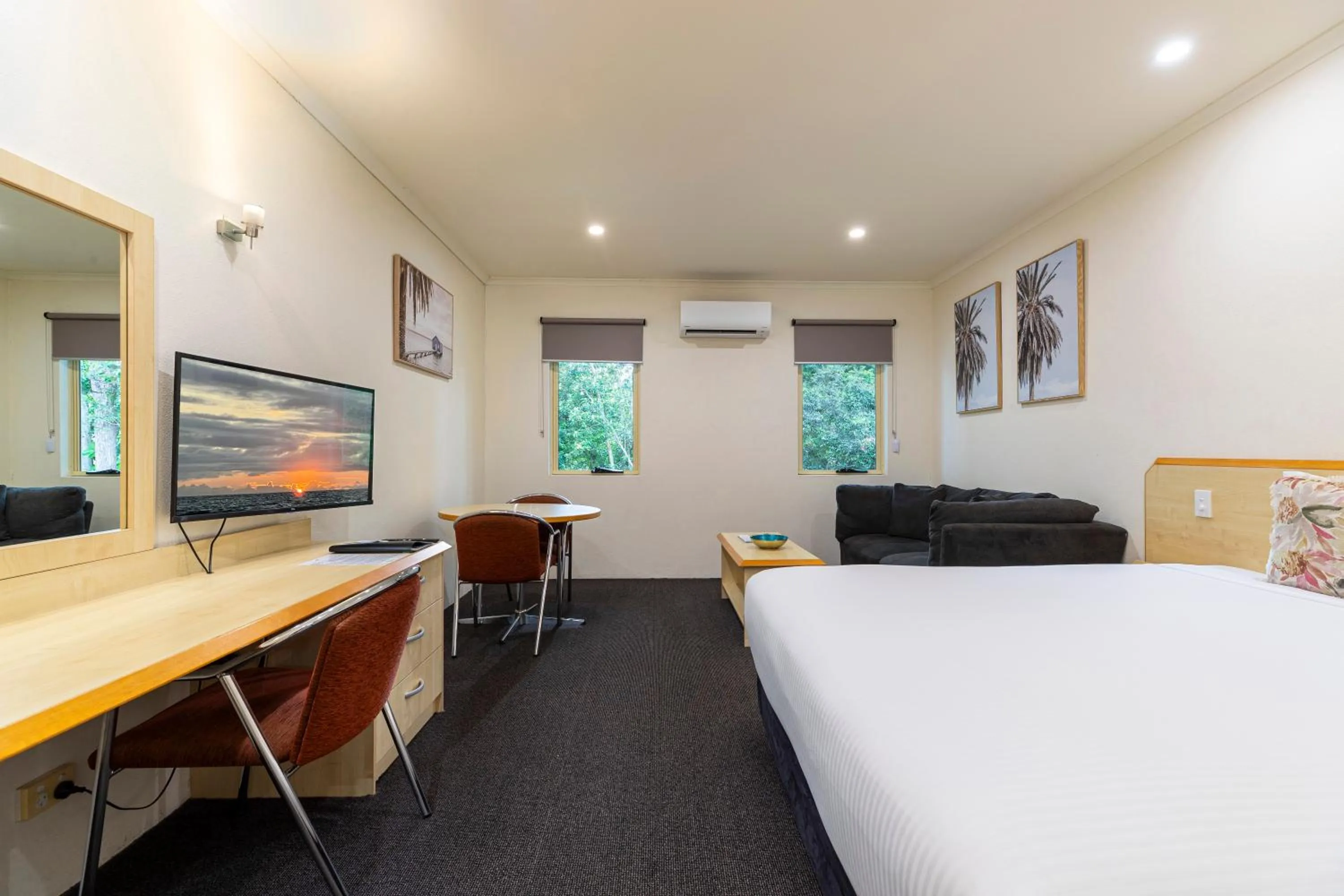 Photo of the whole room, Bed in Red Bridge Motor Inn