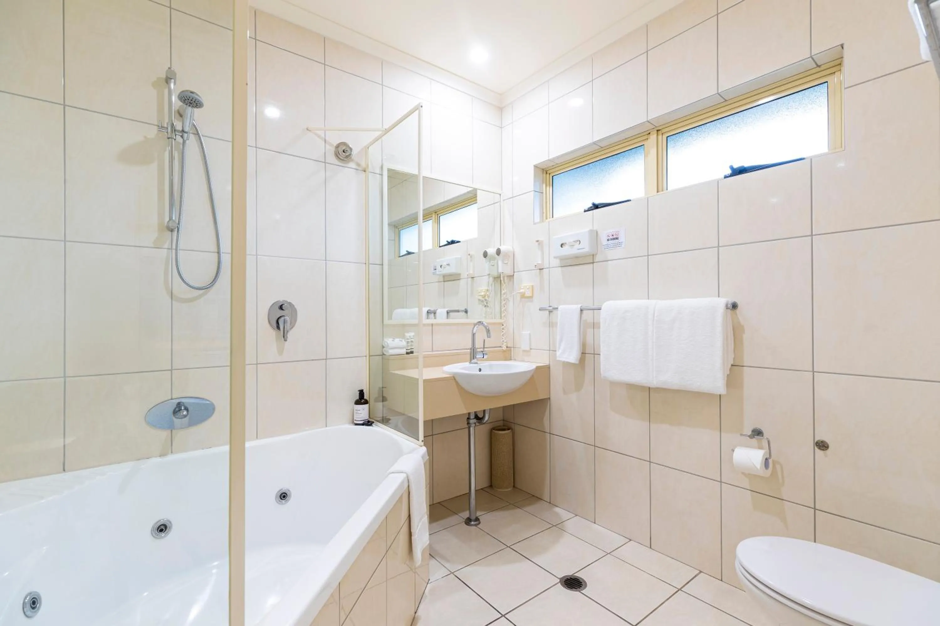 Bathroom in Red Bridge Motor Inn