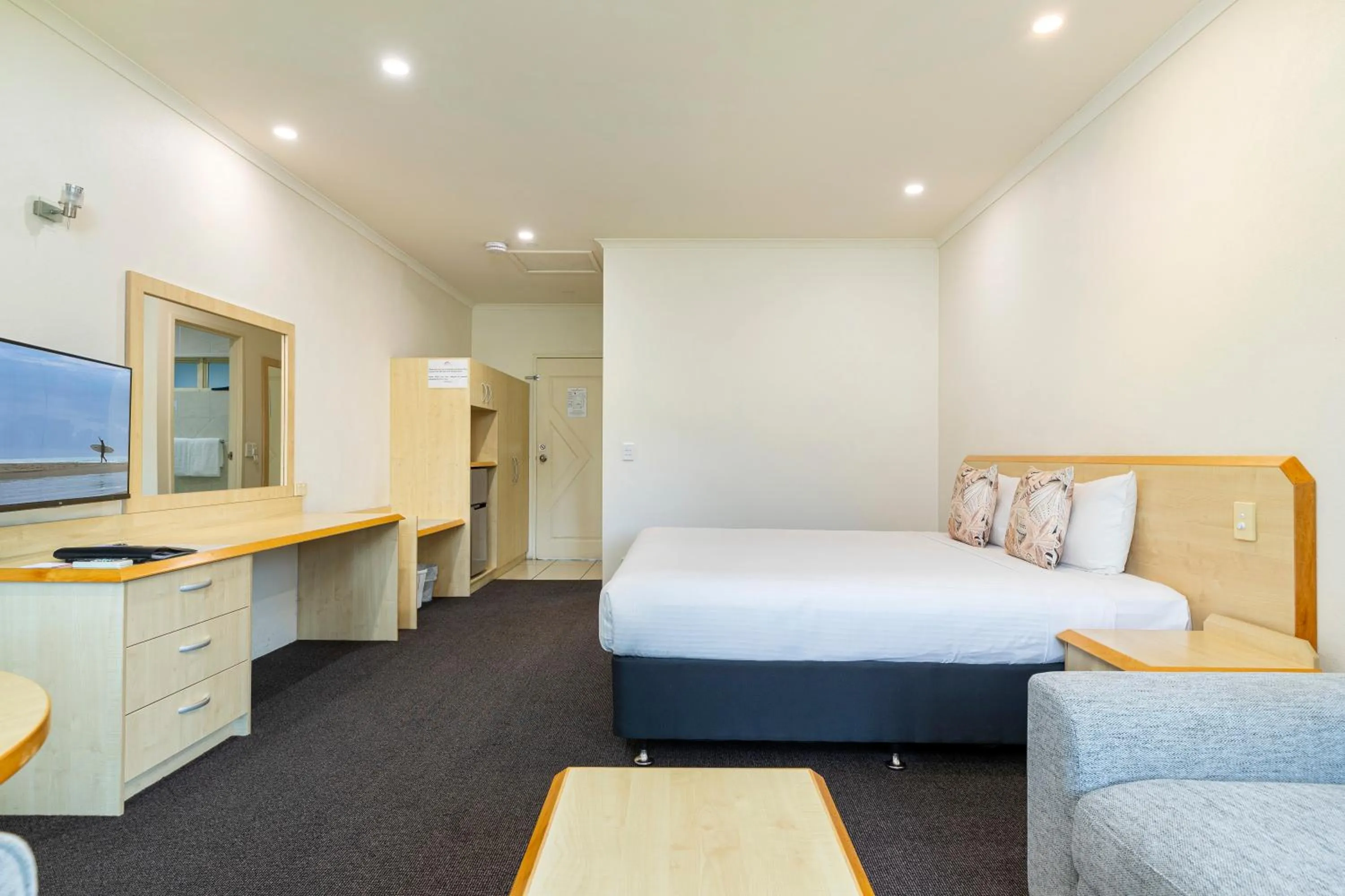 Photo of the whole room, Bed in Red Bridge Motor Inn