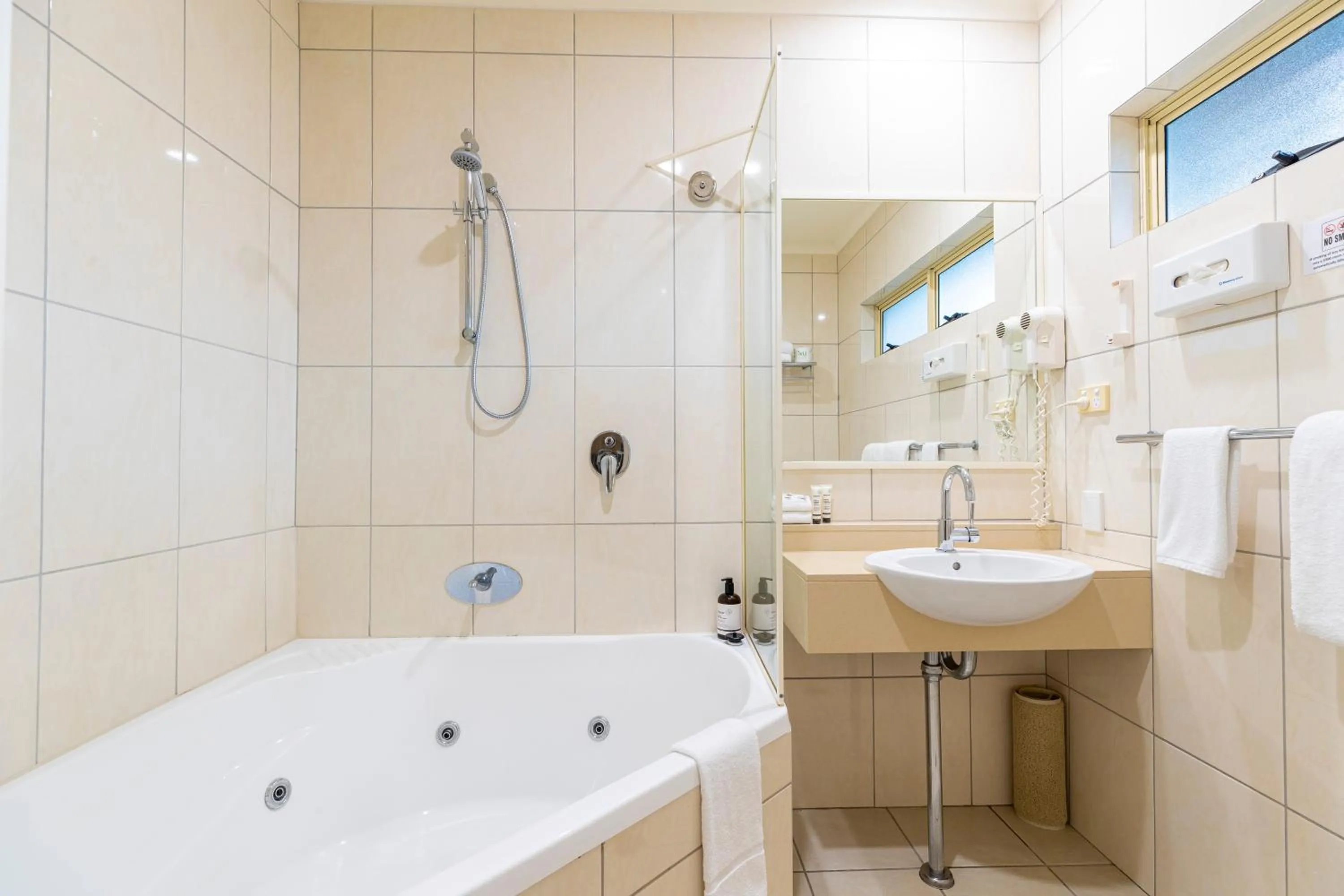 Bathroom in Red Bridge Motor Inn