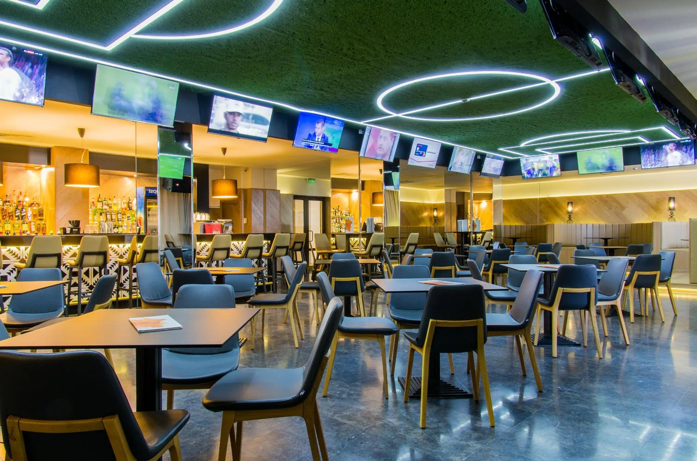 Nightclub / DJ, Restaurant/Places to Eat in Barcelo Royal Beach Hotel