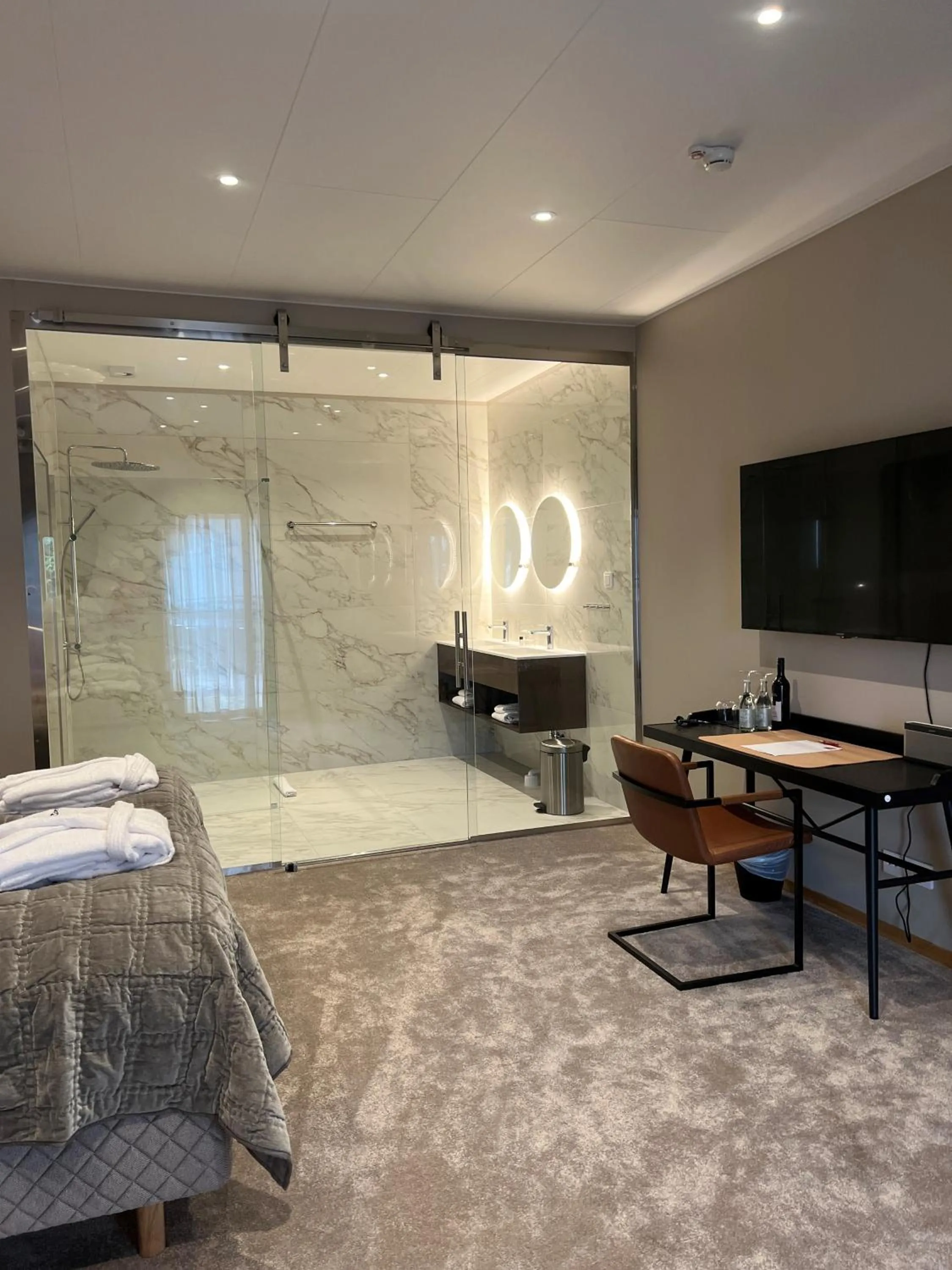 Bathroom, Bed in Hotell Ronja