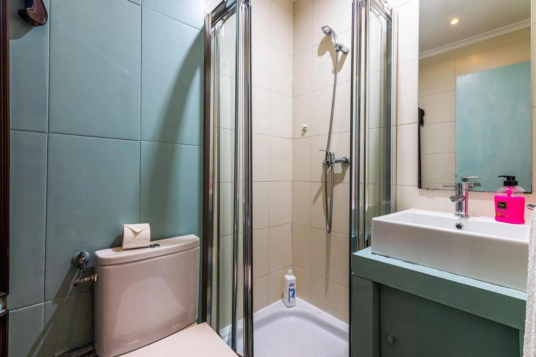 Toilet in Paço de Arcos Apartment