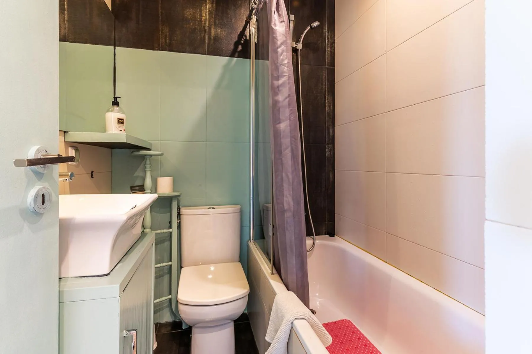 Toilet in Paço de Arcos Apartment