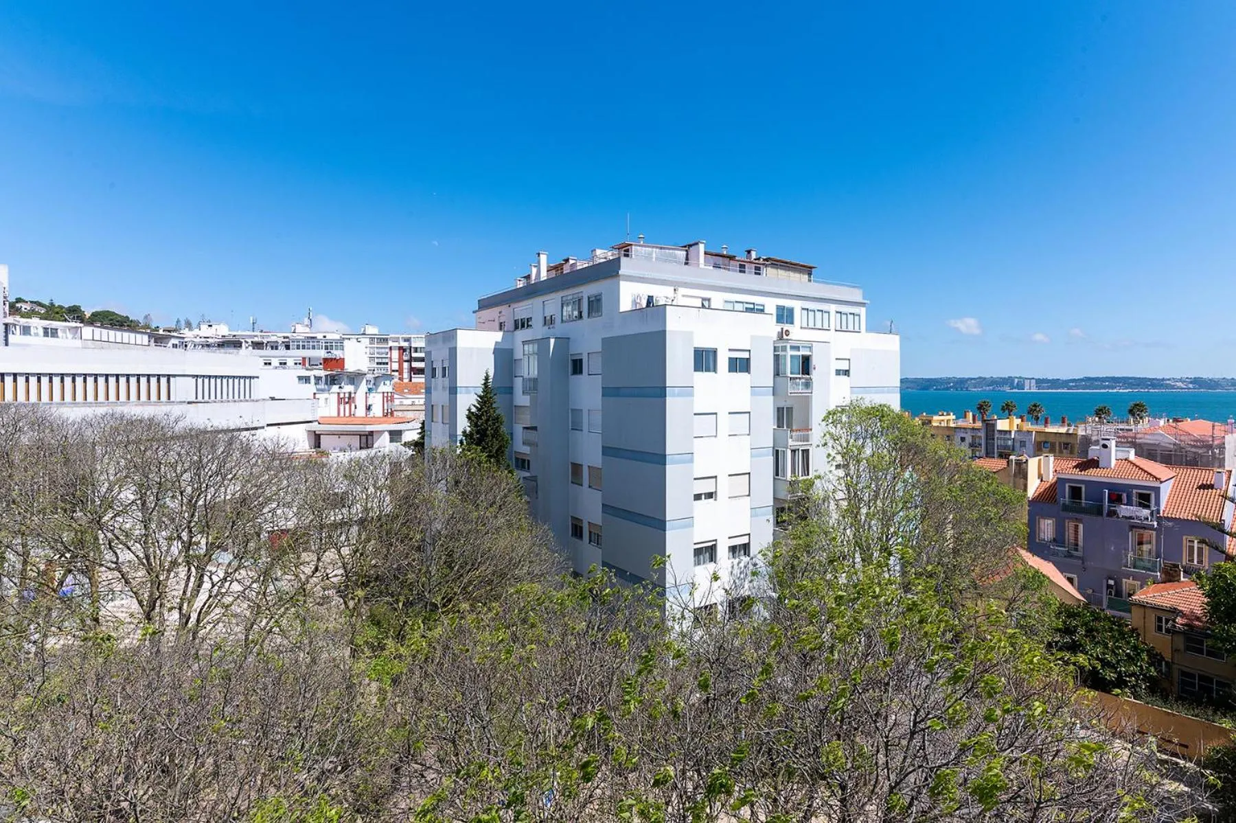 Property building in Paço de Arcos Apartment