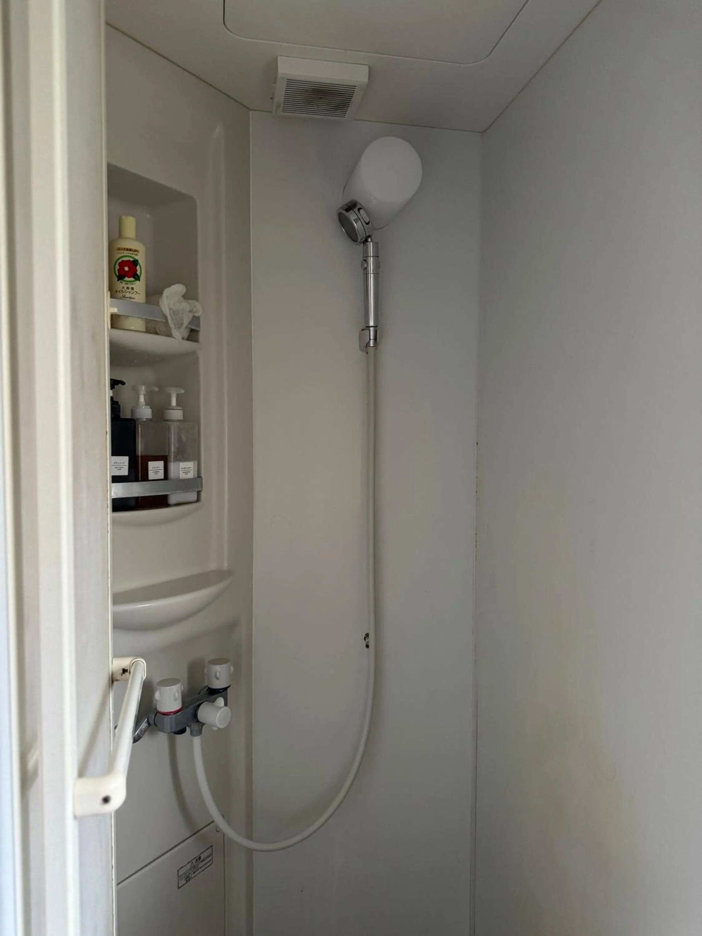 Shower in MEEDAFU'S YUI HOSTEL and COFFEE