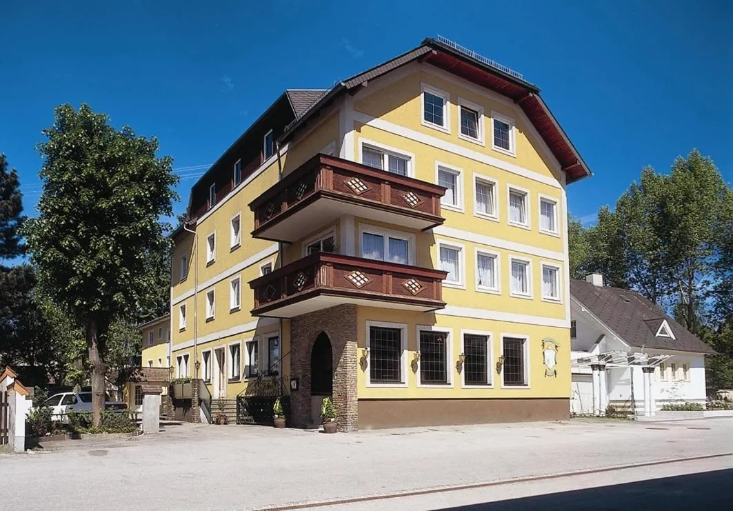 Facade/entrance in Hotel Lindner