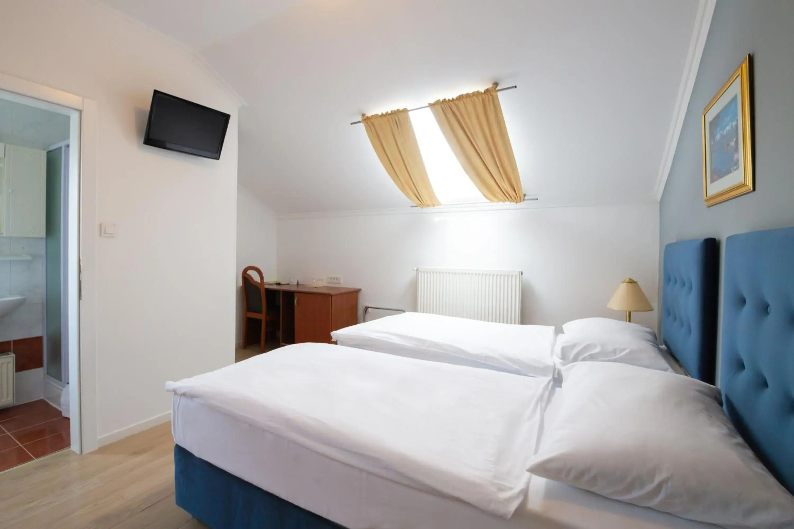Economy Double or Twin Room - single occupancy in Hotel Vila Tina Economy Double or Twin Room - single occupancy in Hotel Vila Tina