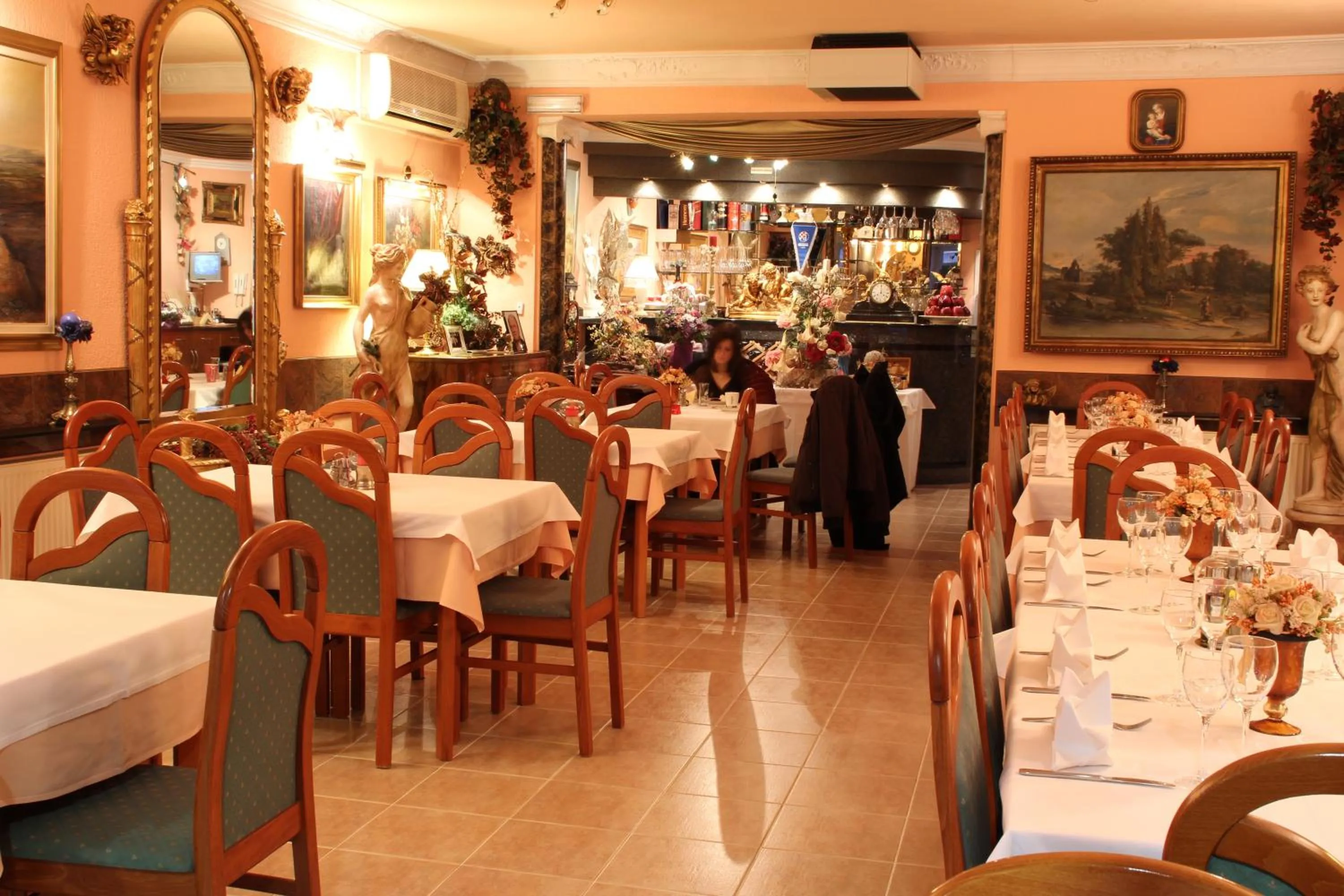 Restaurant/places to eat in Hotel Vila Tina