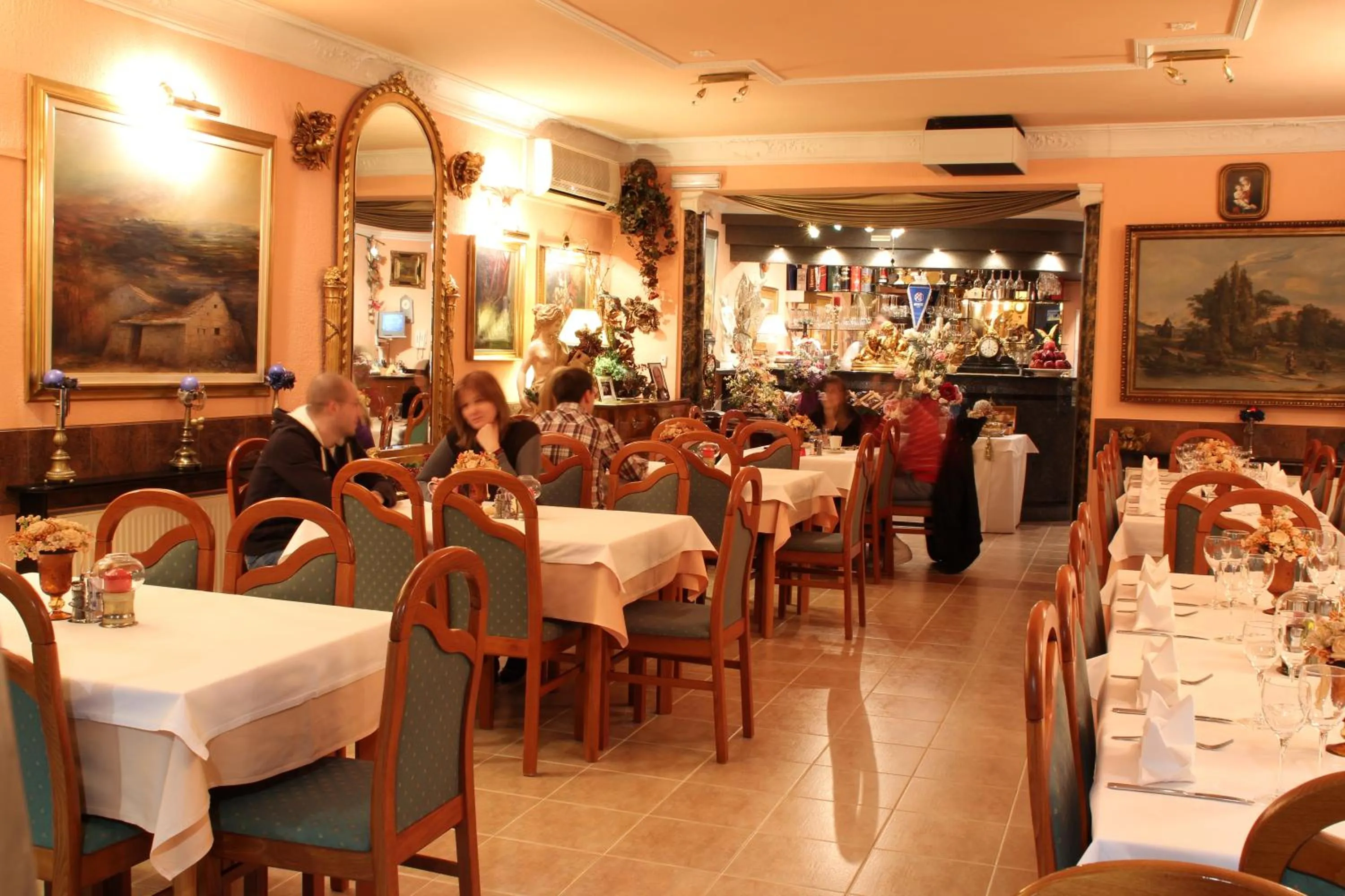 Restaurant/places to eat in Hotel Vila Tina