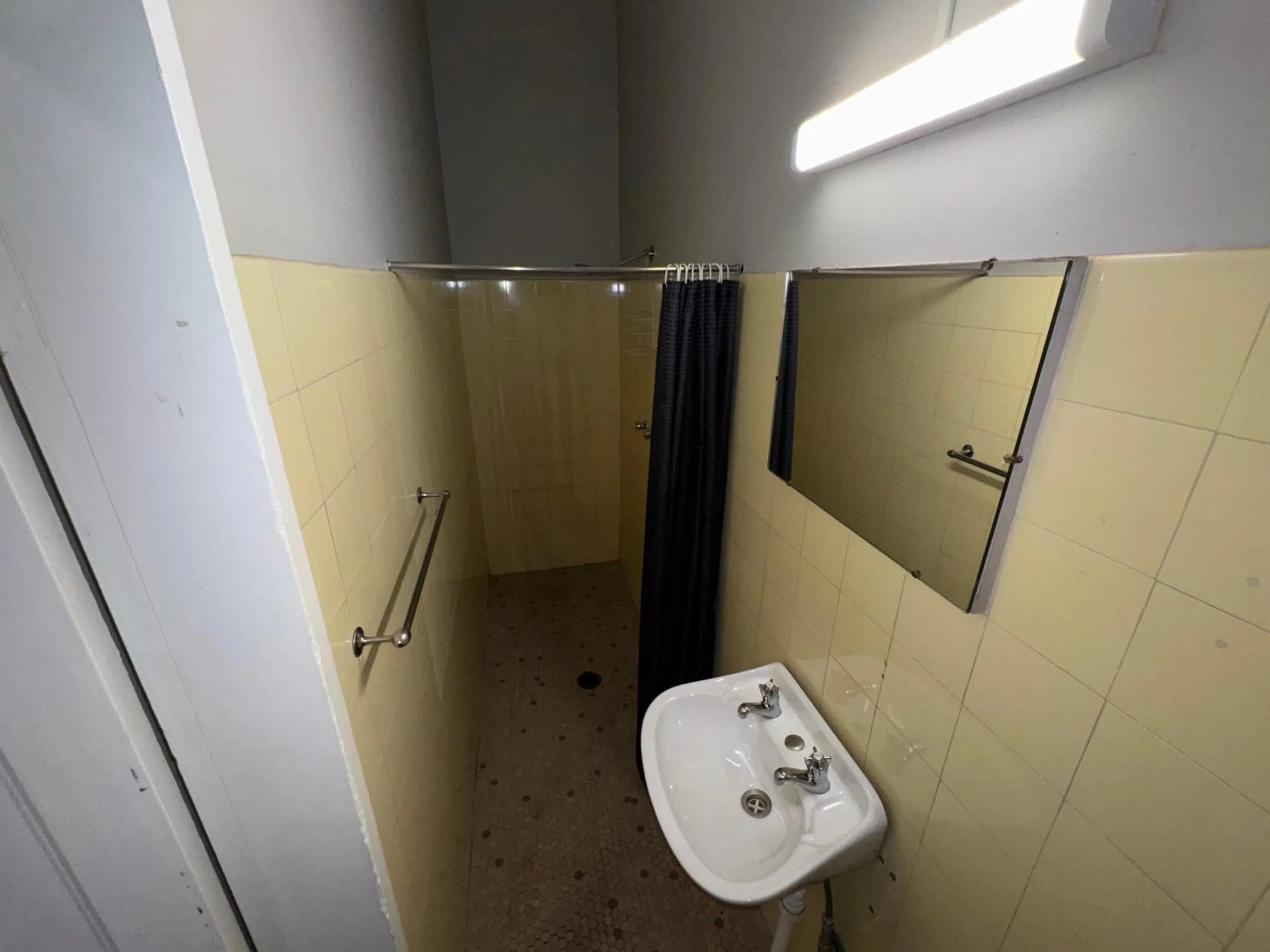 Bathroom in Castlereagh Hotel