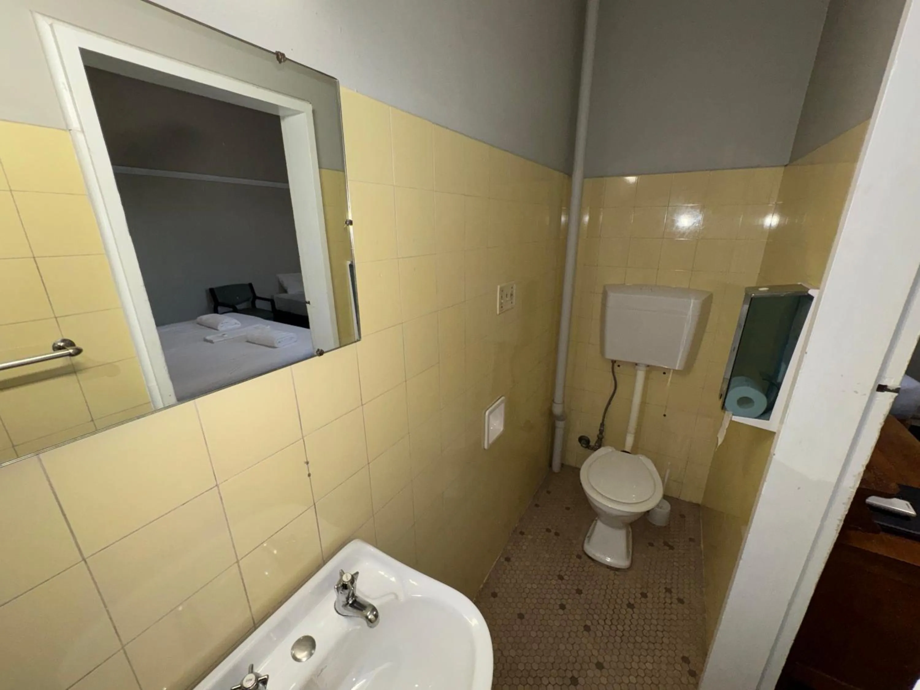 Bathroom in Castlereagh Hotel