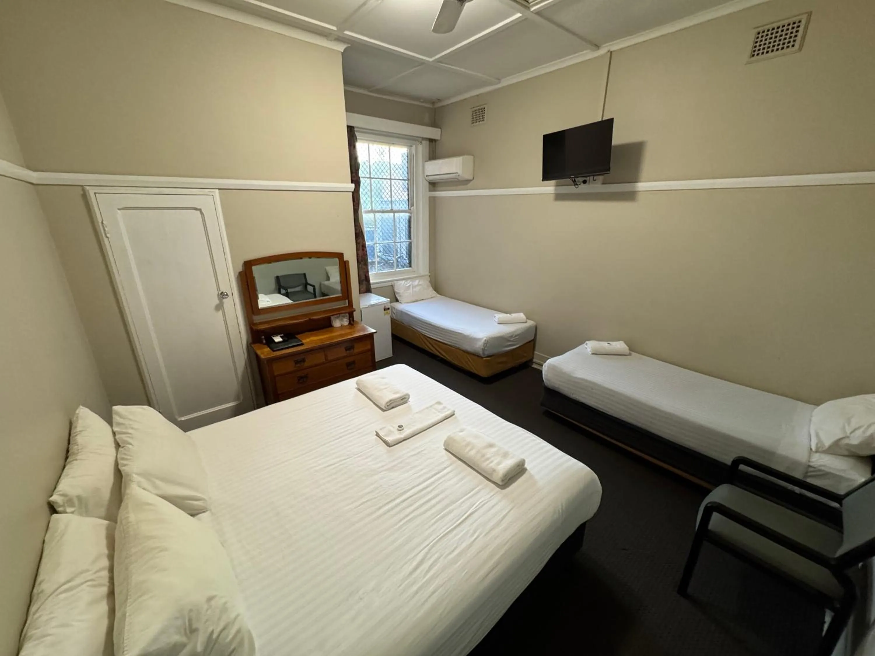 Photo of the whole room, Bed in Castlereagh Hotel