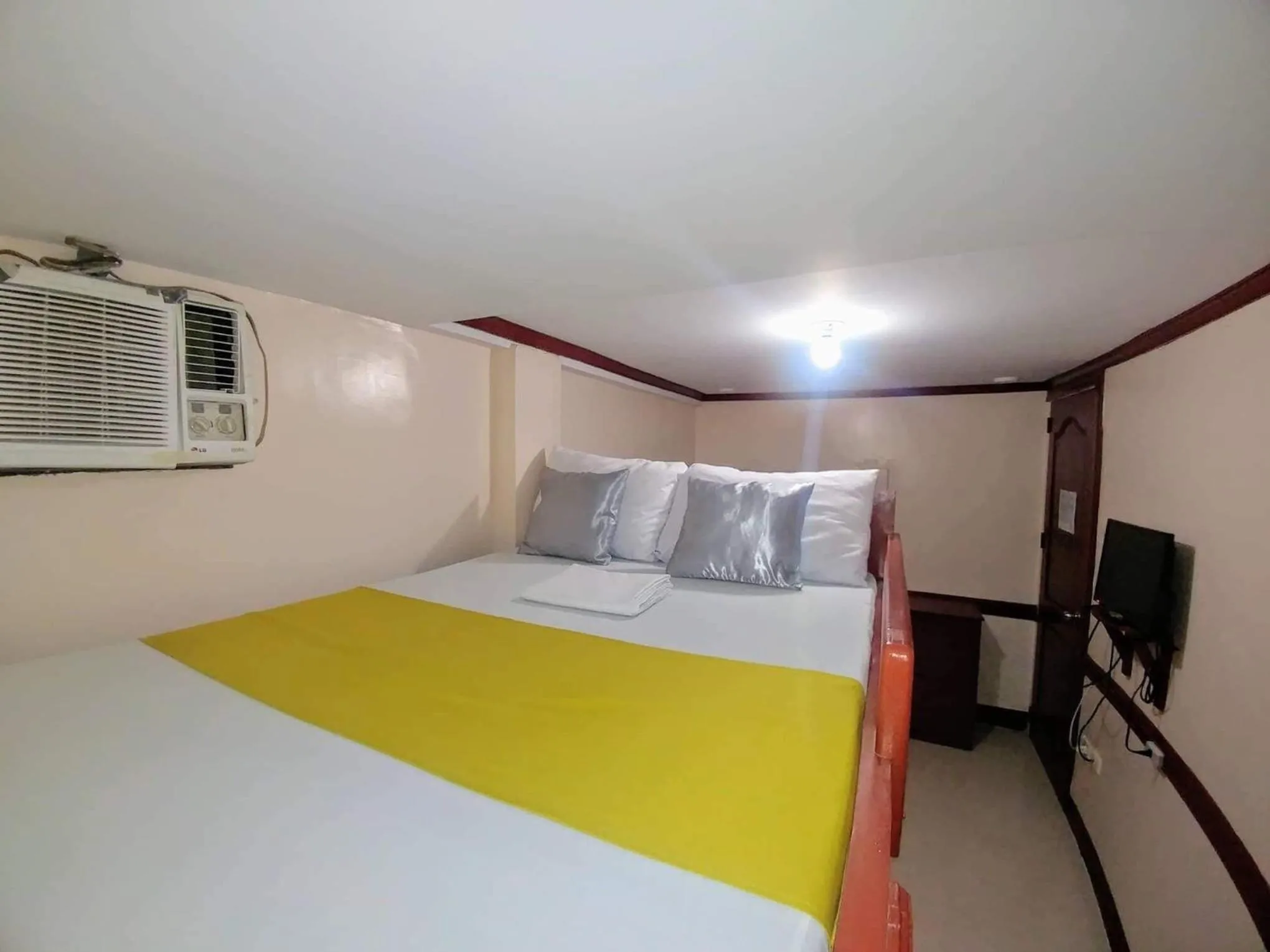 Bed in Wendy's Apartelle