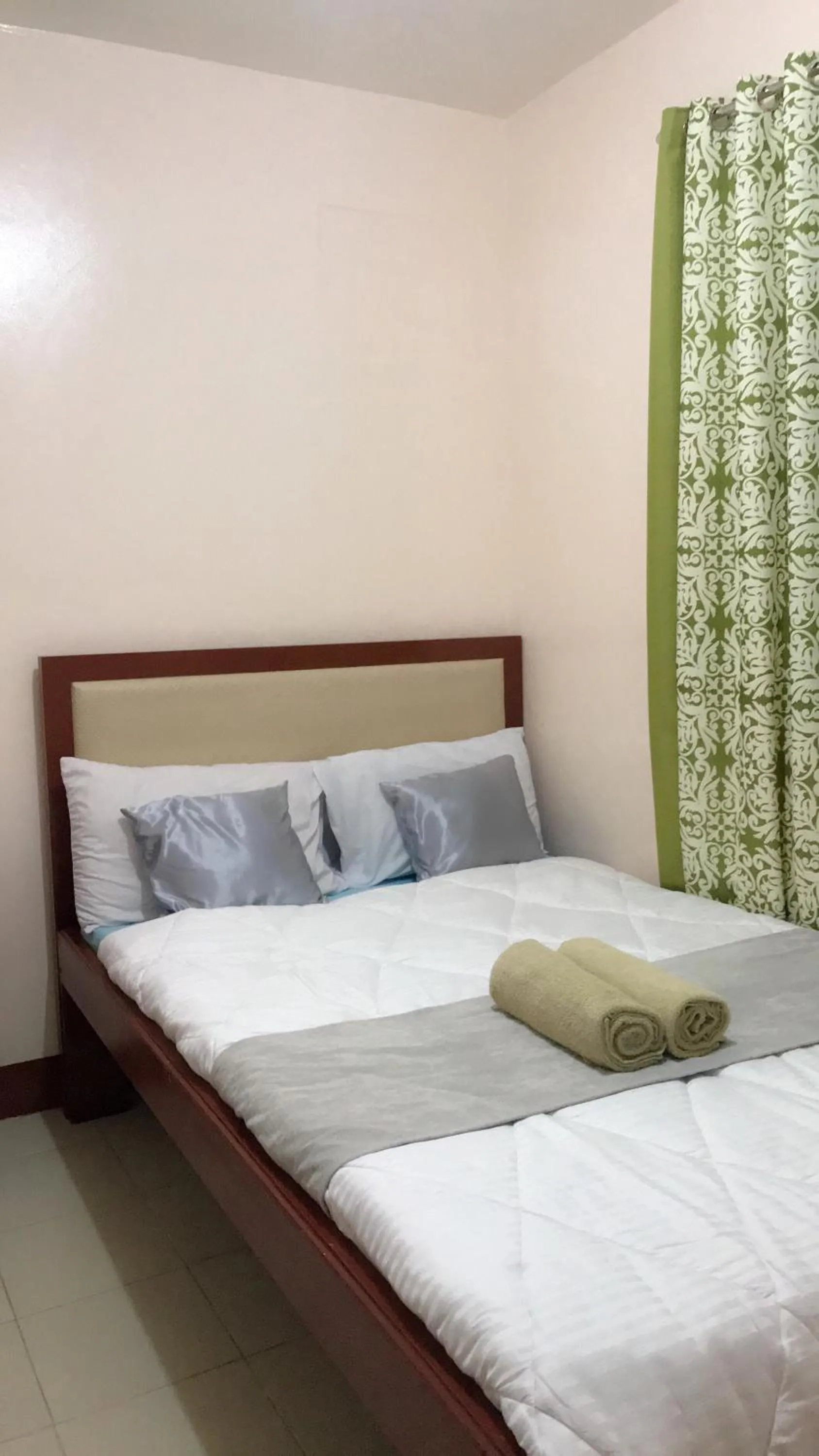 Bed in Wendy's Apartelle