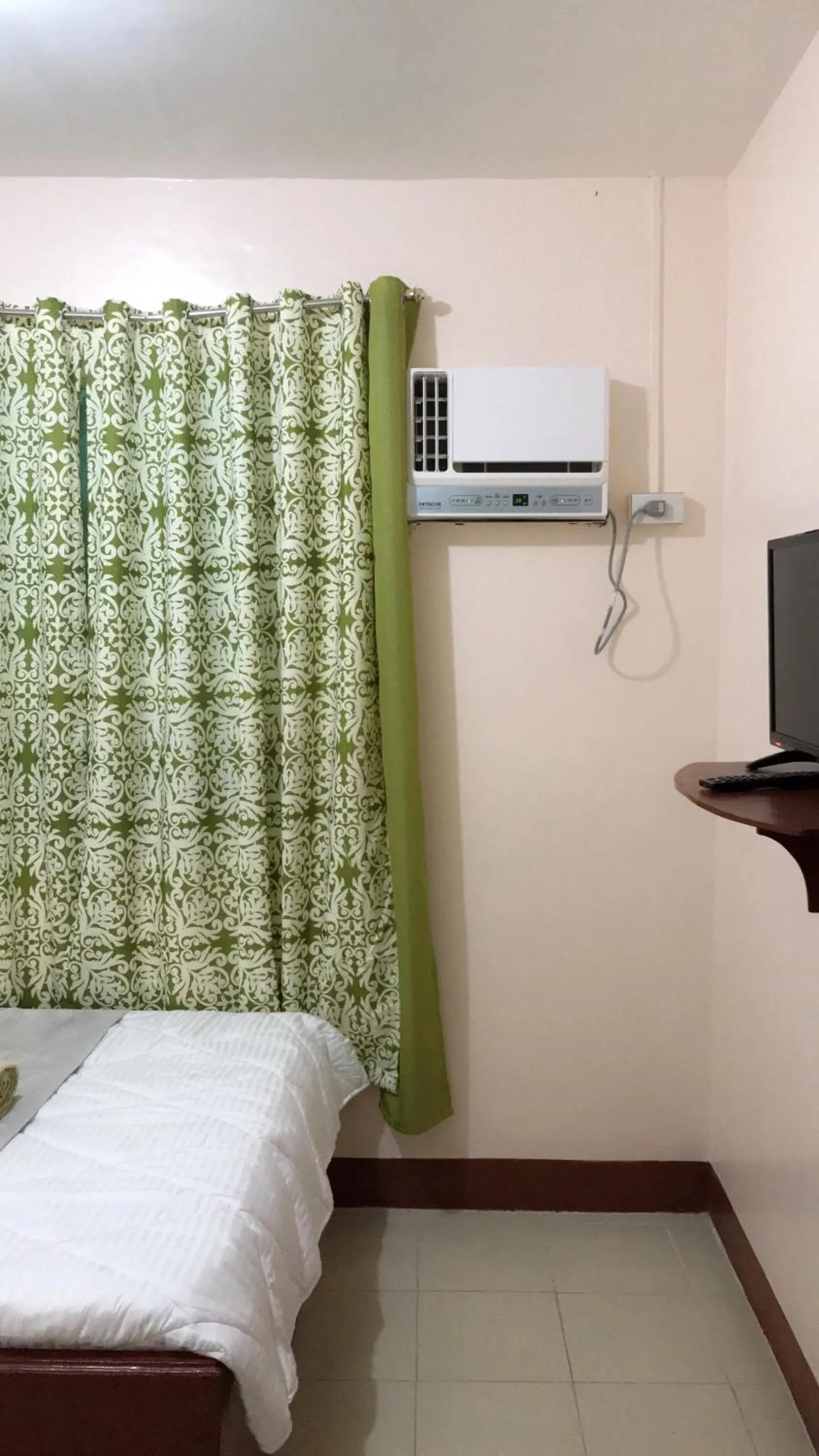 Bed in Wendy's Apartelle