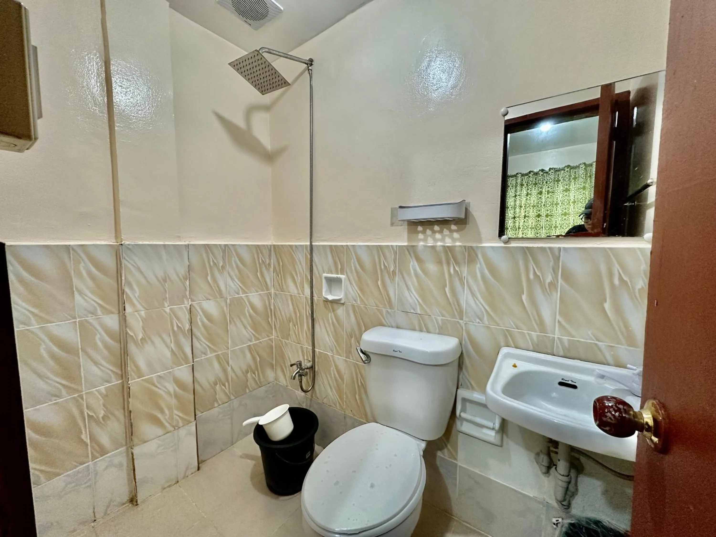 Toilet in Wendy's Apartelle