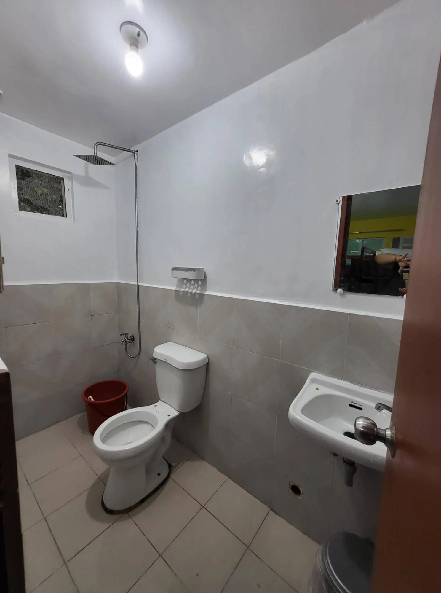 Toilet in Wendy's Apartelle