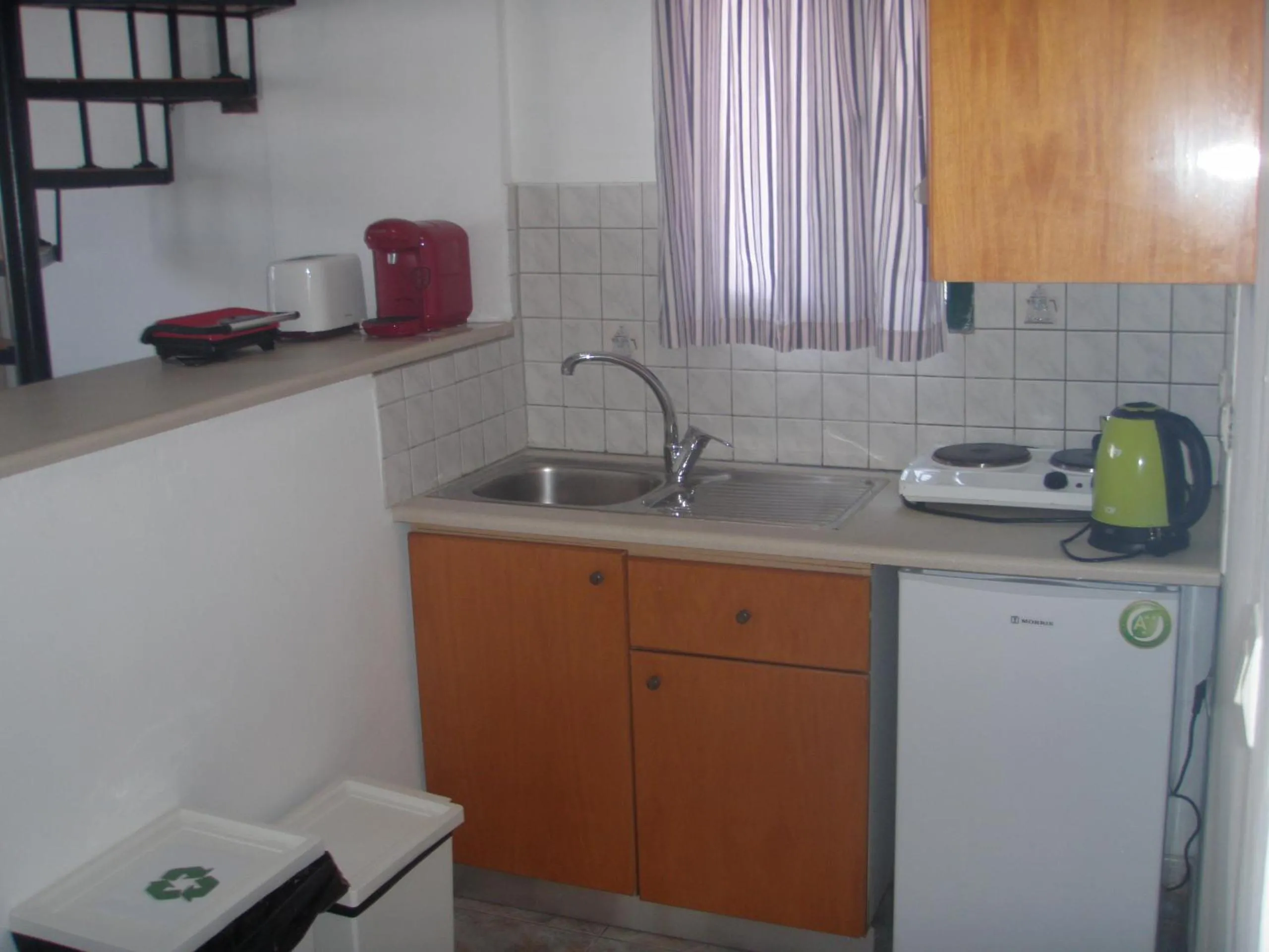 Kitchen or kitchenette in UMBRELLA BEACH APARTMENTs