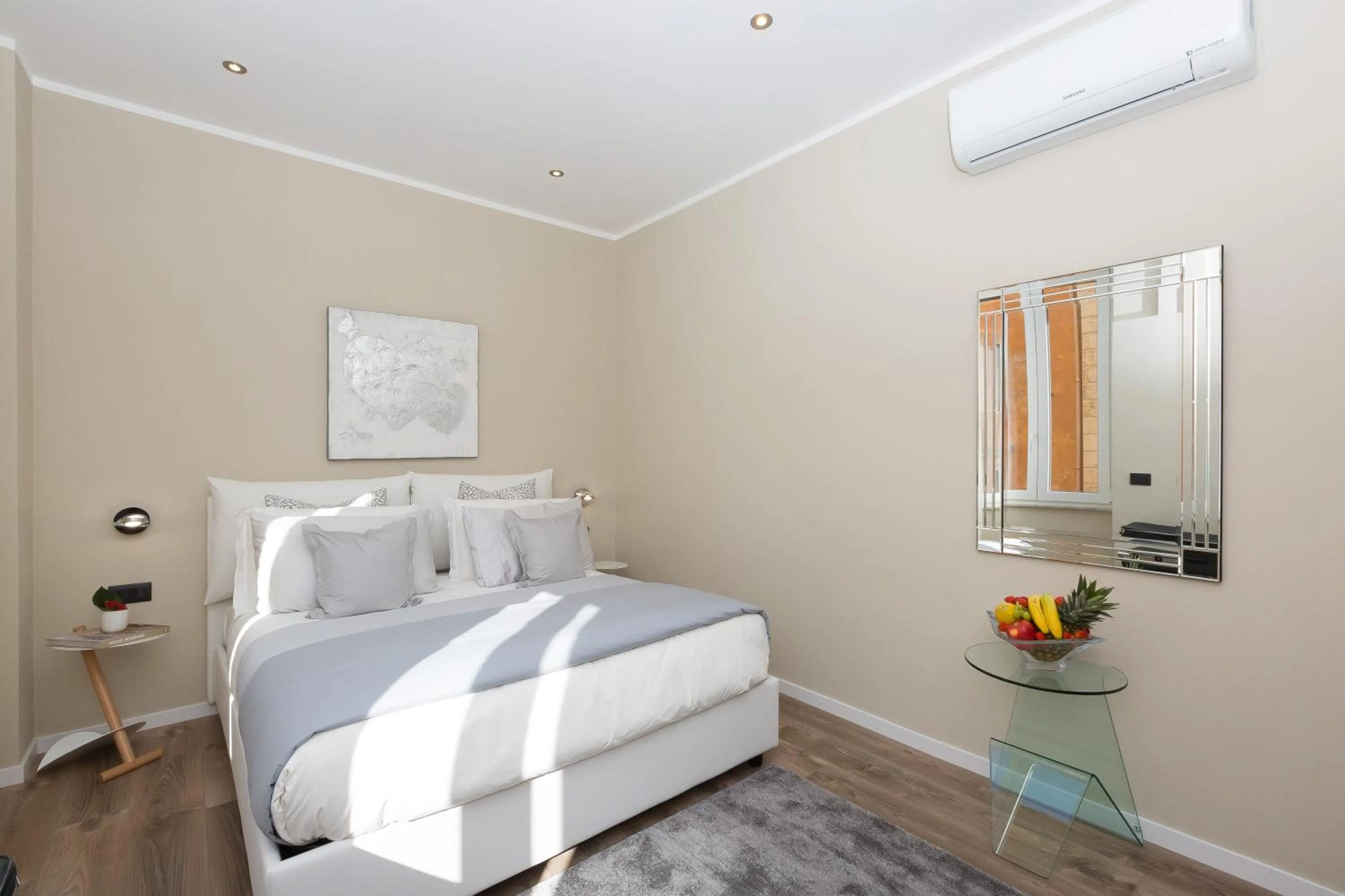 Photo of the whole room, Bed in 126 Gracchi Suites