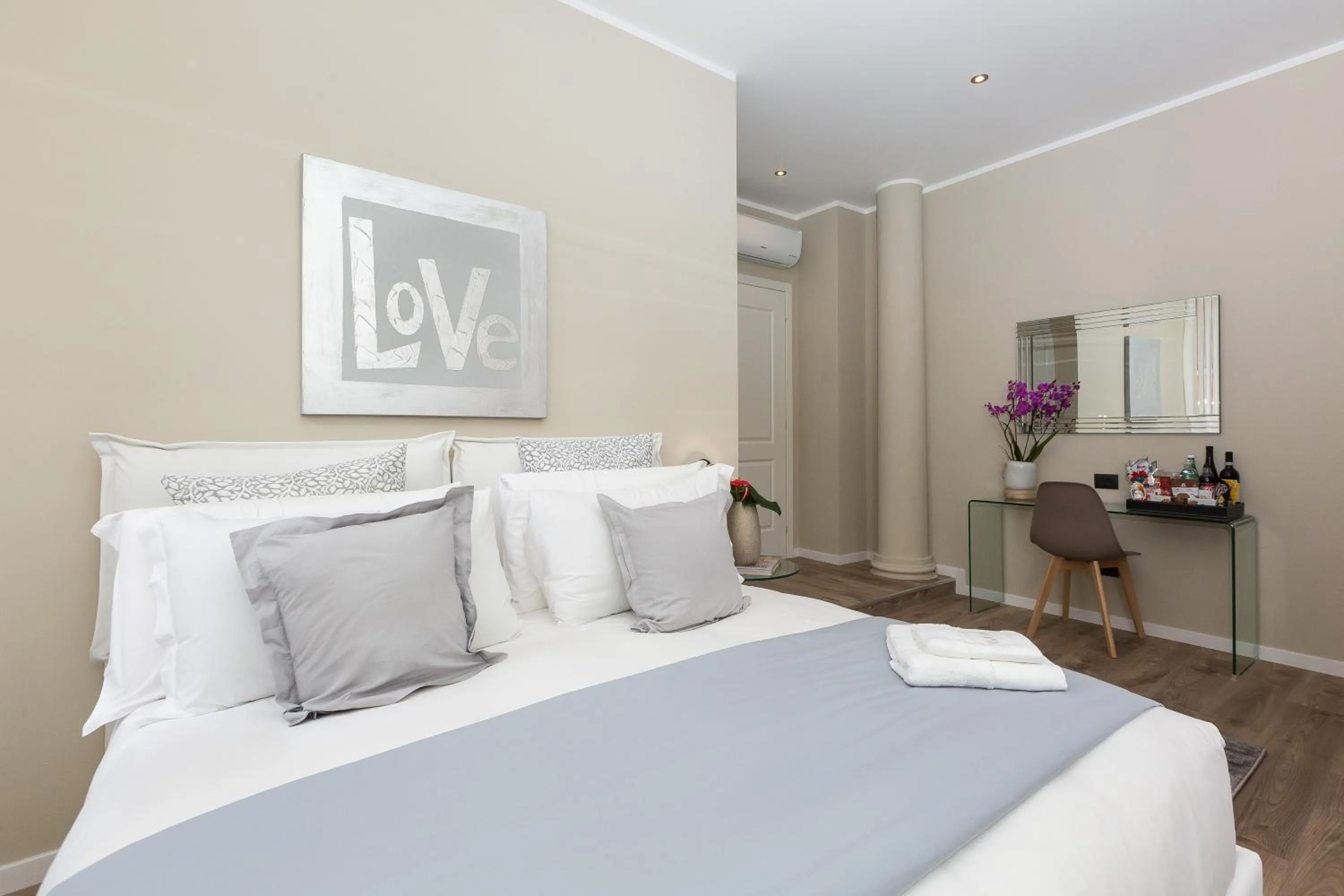 Bedroom, Bed in 126 Gracchi Suites