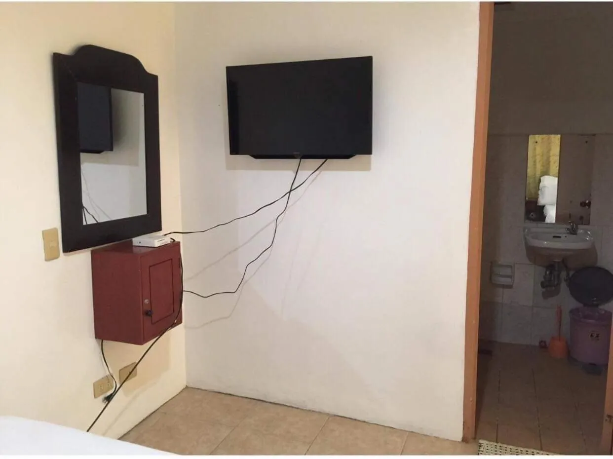 Shower in Double Diamond Inn Guest House