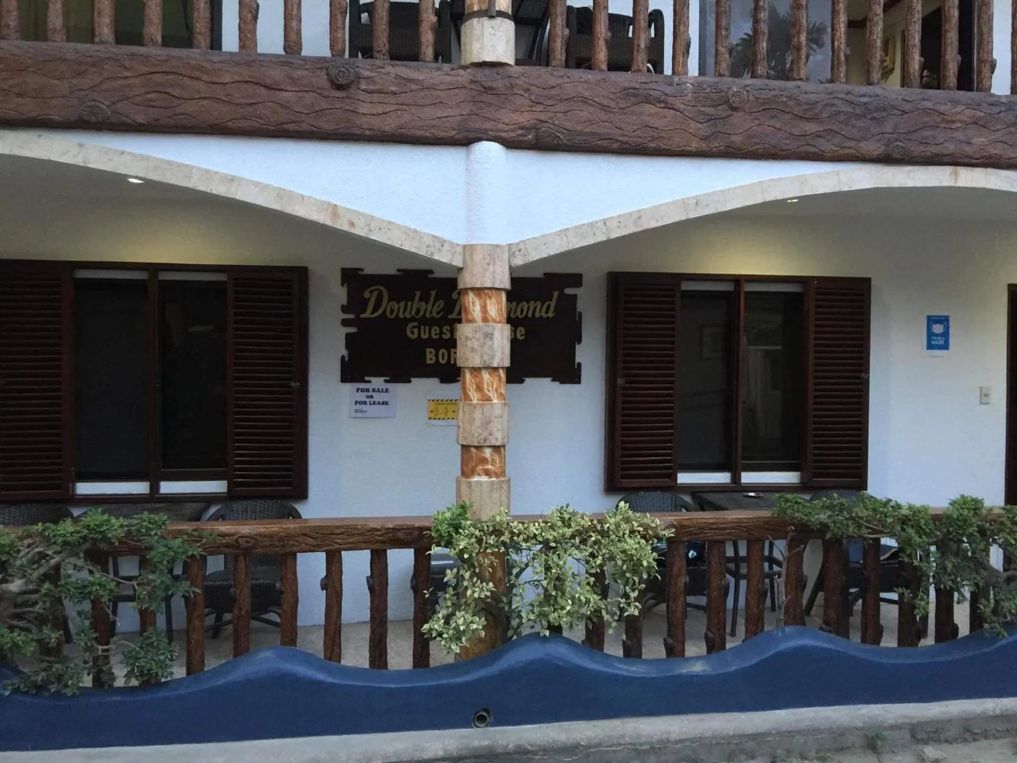 Facade/entrance in Double Diamond Inn Guest House