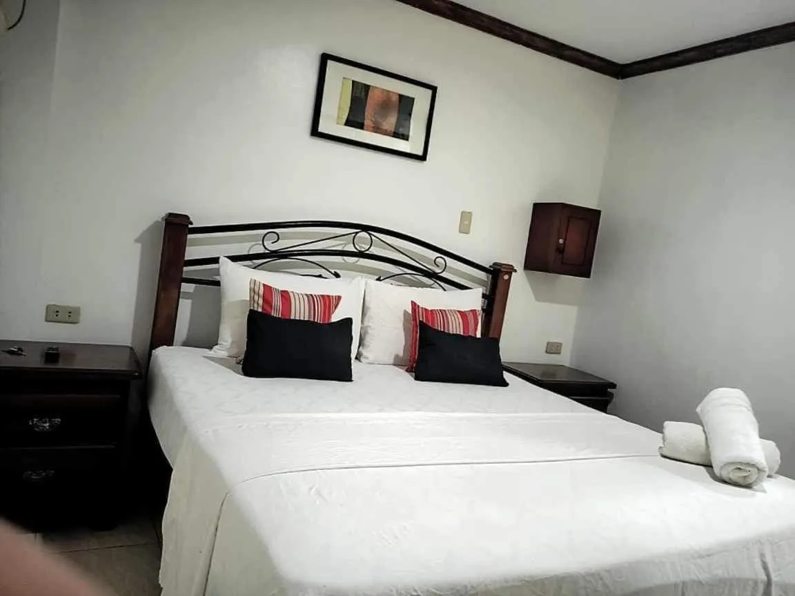 Bed in Double Diamond Inn Guest House