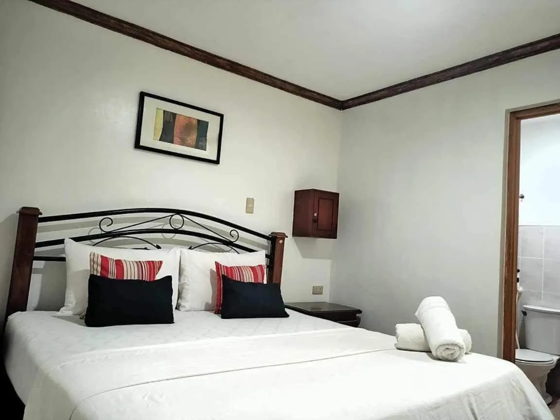 Bed in Double Diamond Inn Guest House