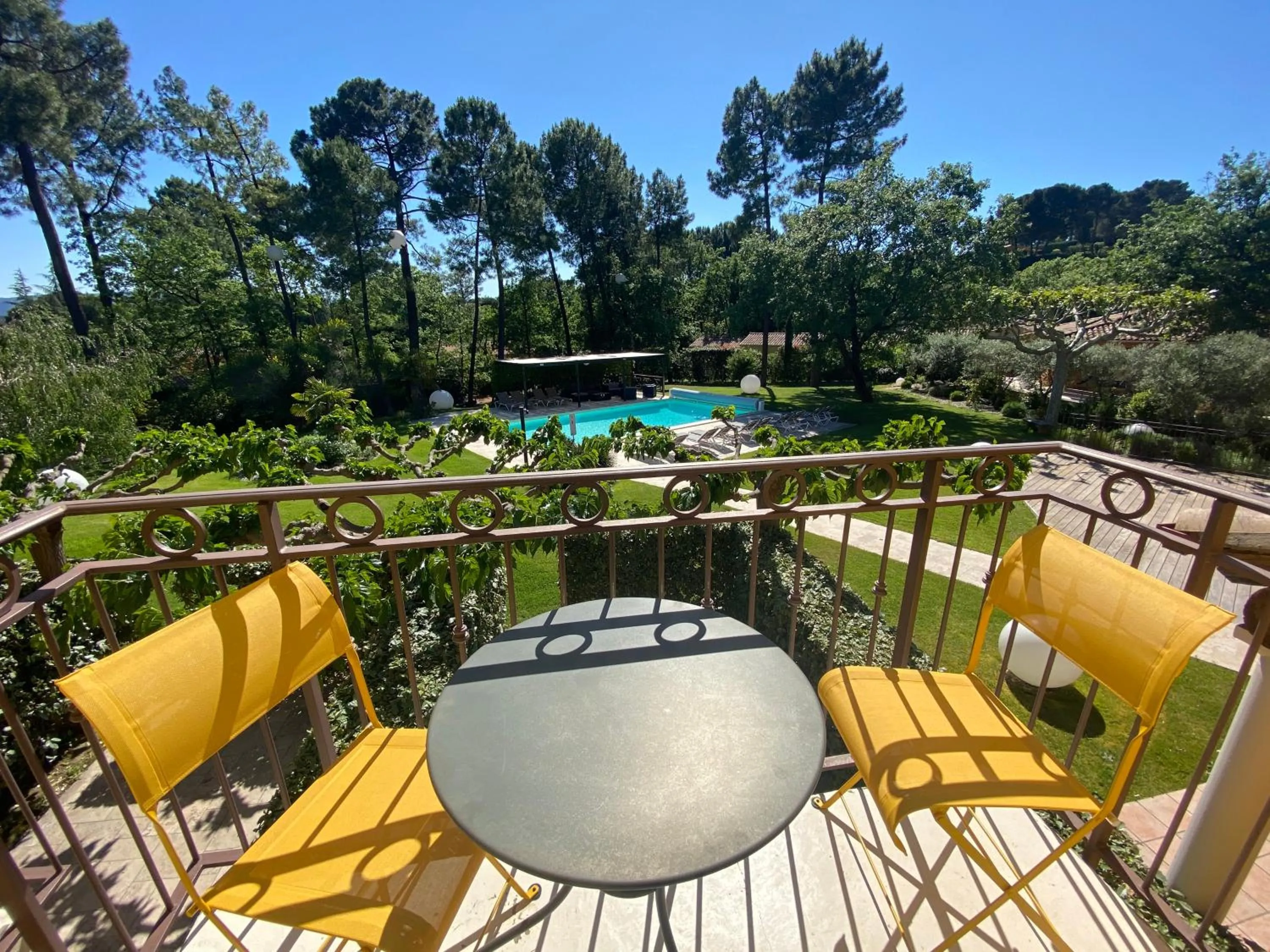 Garden view in Les Sables d'Ocre & SPA