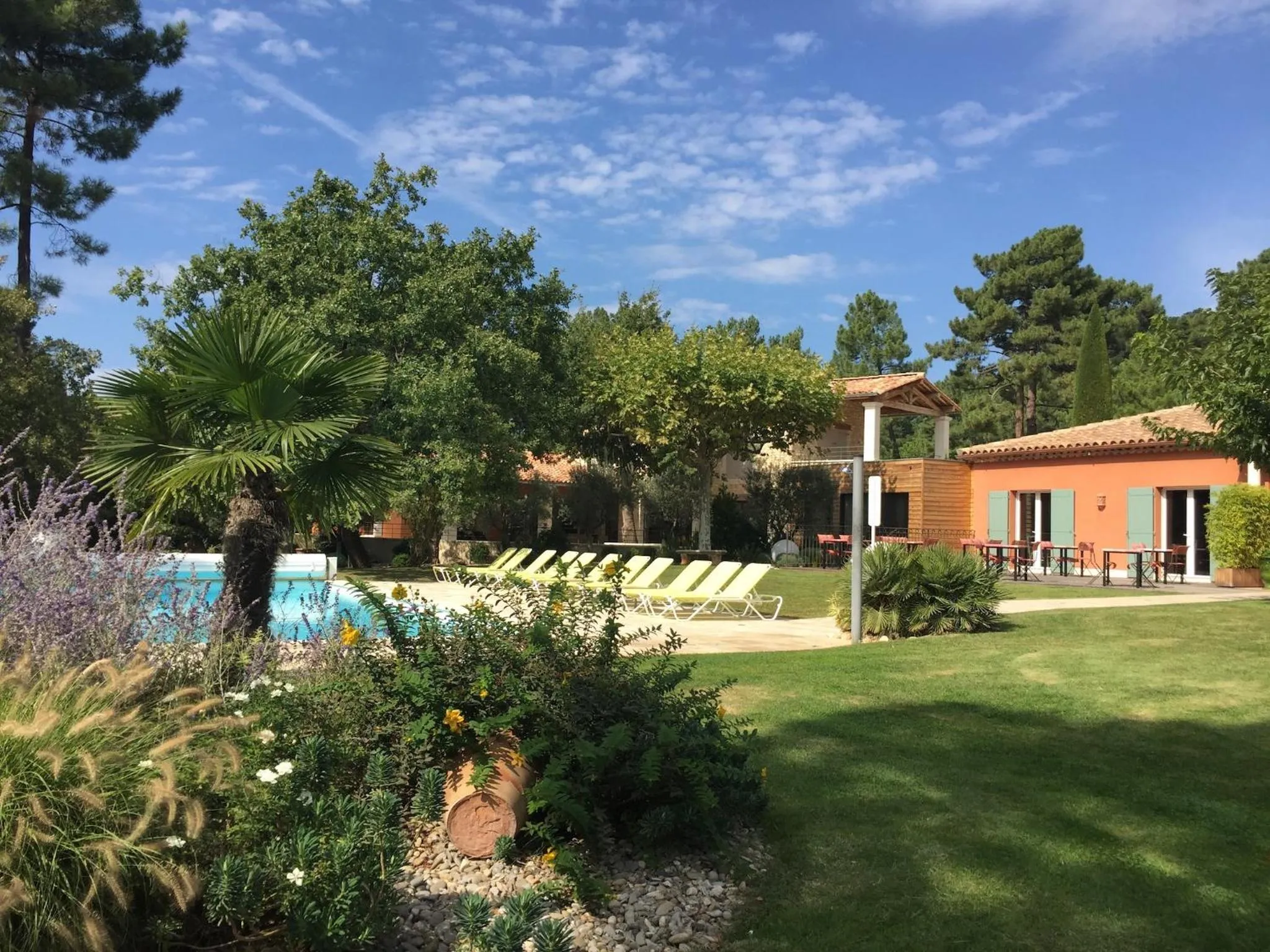 Garden view in Les Sables d'Ocre & SPA