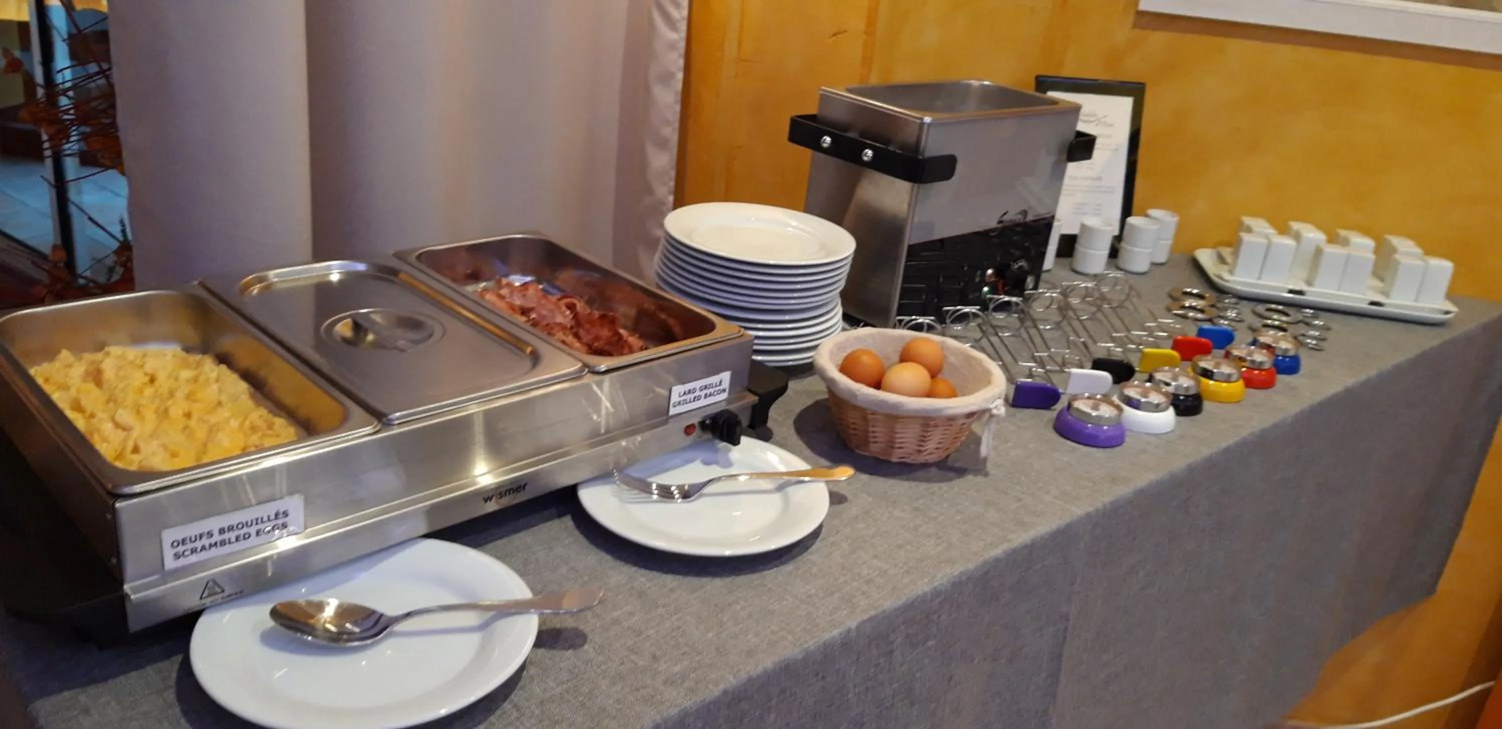 Buffet breakfast in Les Sables d'Ocre & SPA