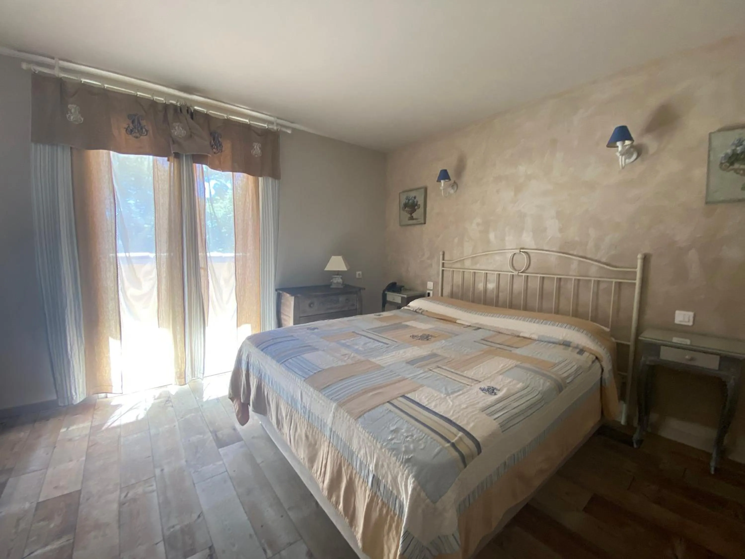 Bedroom in Les Sables d'Ocre & SPA