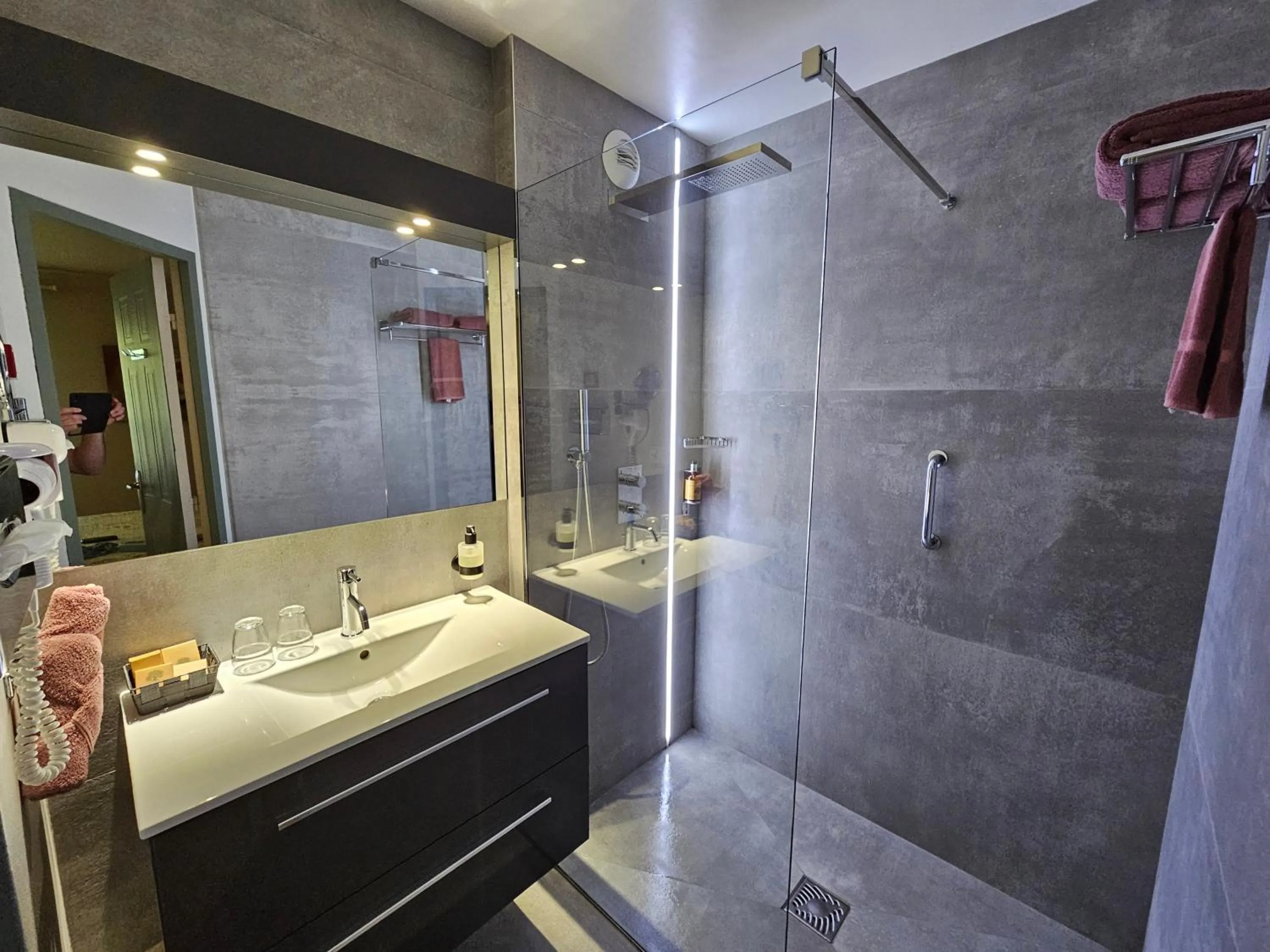 Bathroom in Les Sables d'Ocre & SPA