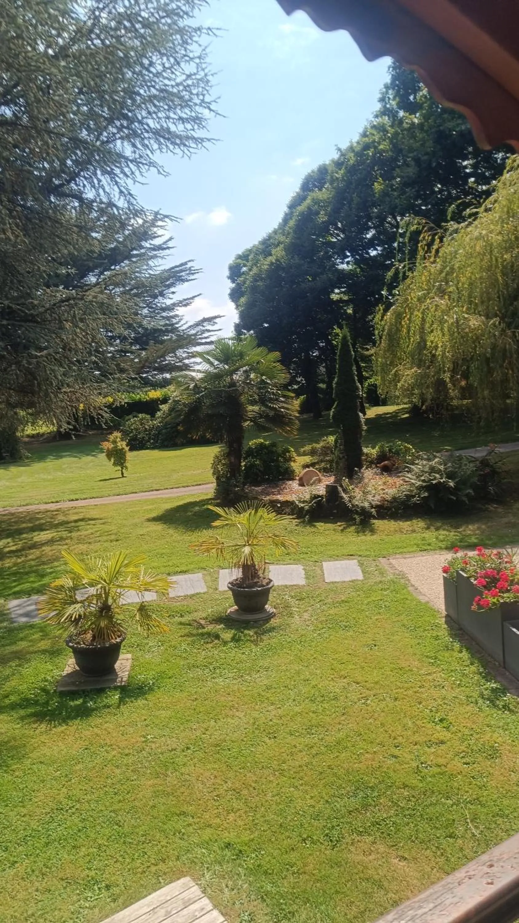 Garden view in La Clé des Roulottes