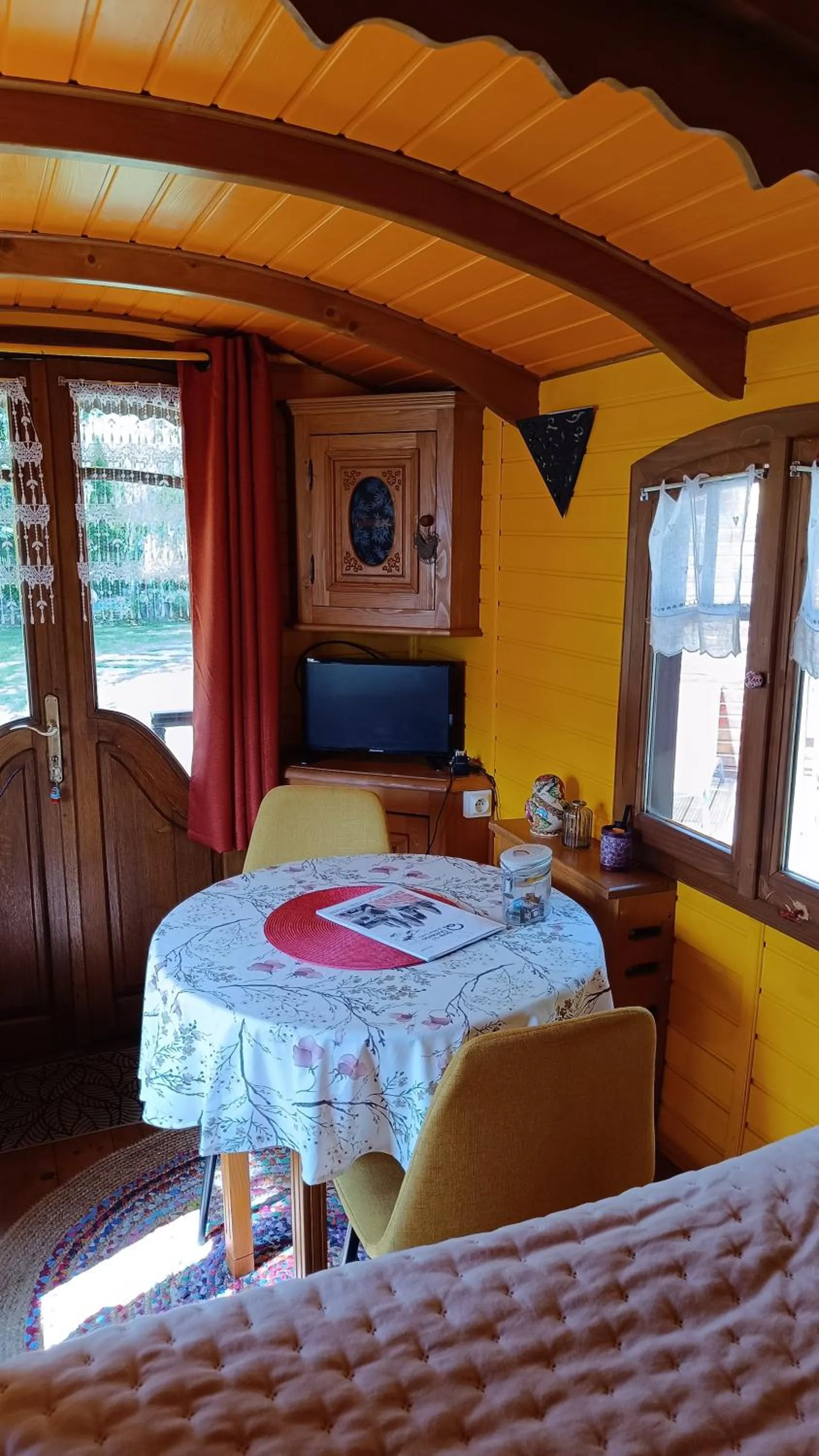 Dining area, Bed in La Clé des Roulottes